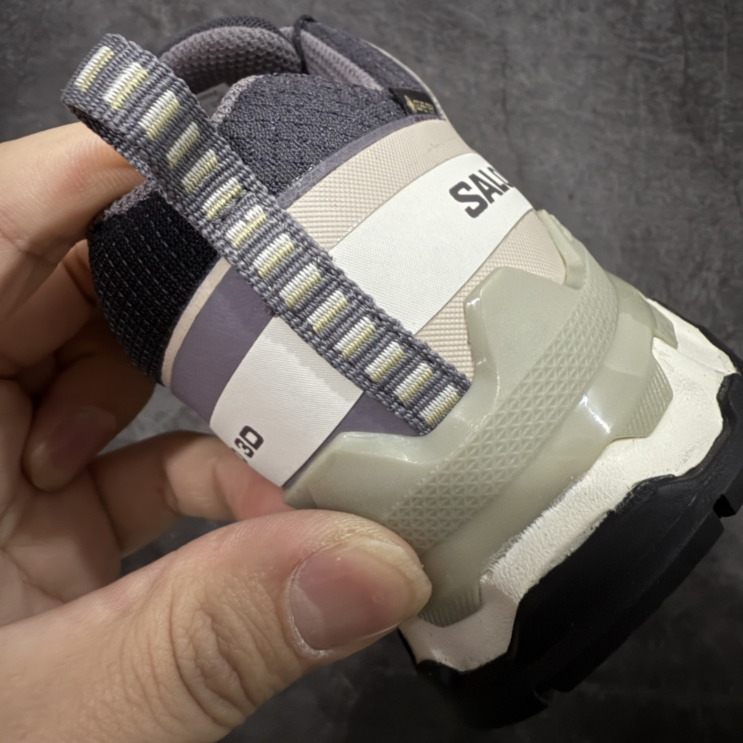 图片[2]-【莞顶礼盒版】SALOMON萨洛蒙 XA Pro 3D V9 GTX 圆头 支撑抓地 低帮 户外功能鞋 深灰黑 477447 原版开发 私模大底 成本极高 完美细节品质💪🏻 代购级百搭徒步鞋，适合在各种复杂地形中使用 Contagrip橡胶大底：具备卓越的抓地力，适用于泥泞、石头路面等复杂地形，确保穿着者稳如磐石。 Sensifit技术：智能鞋楦设计可全方位贴合足部，提供出色的包裹性，减少鞋子与脚之间的摩擦，使双脚在运动中更加稳定。 尺码：36–45（女40.男45定制不退换）-选品中心