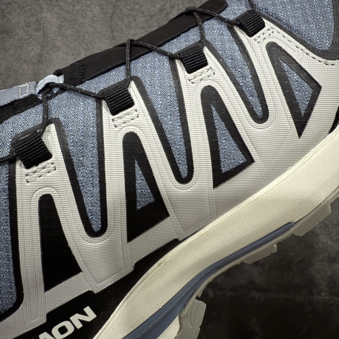 图片[4]-【莞顶礼盒版】SALOMON萨洛蒙 XA Pro 3D V9 GTX 圆头 支撑抓地 低帮 户外功能鞋 蓝灰色 472706 原版开发 私模大底 成本极高 完美细节品质💪🏻 代购级百搭徒步鞋，适合在各种复杂地形中使用 Contagrip橡胶大底：具备卓越的抓地力，适用于泥泞、石头路面等复杂地形，确保穿着者稳如磐石。 Sensifit技术：智能鞋楦设计可全方位贴合足部，提供出色的包裹性，减少鞋子与脚之间的摩擦，使双脚在运动中更加稳定。 尺码：36–45（女40.男45定制不退换）-选品中心