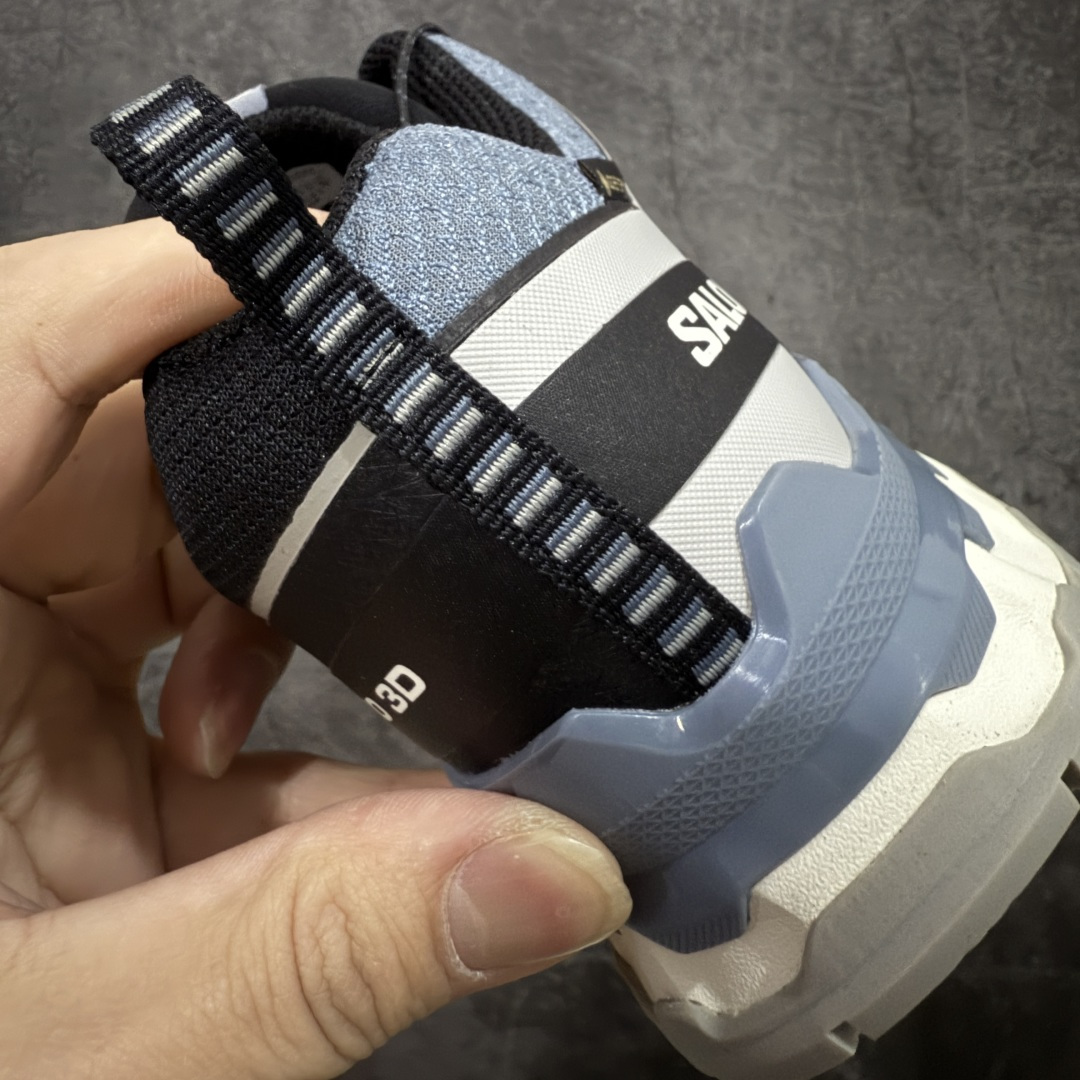 图片[2]-【莞顶礼盒版】SALOMON萨洛蒙 XA Pro 3D V9 GTX 圆头 支撑抓地 低帮 户外功能鞋 蓝灰色 472706 原版开发 私模大底 成本极高 完美细节品质💪🏻 代购级百搭徒步鞋，适合在各种复杂地形中使用 Contagrip橡胶大底：具备卓越的抓地力，适用于泥泞、石头路面等复杂地形，确保穿着者稳如磐石。 Sensifit技术：智能鞋楦设计可全方位贴合足部，提供出色的包裹性，减少鞋子与脚之间的摩擦，使双脚在运动中更加稳定。 尺码：36–45（女40.男45定制不退换）-选品中心