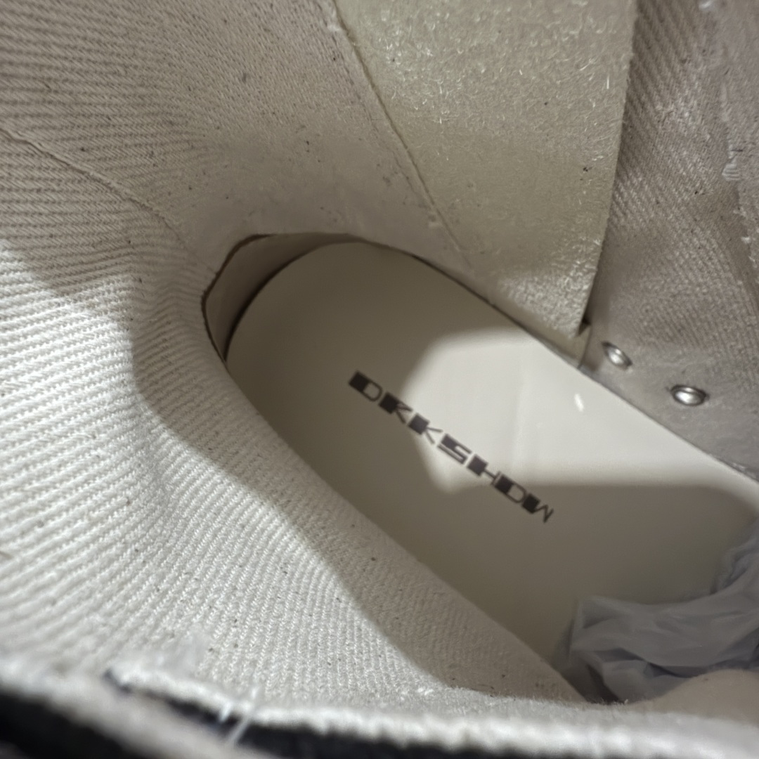 图片[6]-【莞产G版】薄底帆布黑色高帮大匡威 RO / Rick Owens DRKSHDW 瑞克·欧文斯【副线】 【款式】 大匡威/低帮/厚底/ 光泽金属尼龙布 低帮 西瓜头 【皮料】 东莞原厂进口全新2025年新材质““水洗牛仔黑色斜纹布” 【鞋带】 鞋带采用水染定织法工艺，高密度之下，透出光泽感！ 【鞋头】软糯，轻轻按压有牛皮细细的纹理质感！ 【鞋底】TPU大底奶香味！硬度、肤感一比一！鞋底logo钢印清晰正确！ 【鞋垫】独家私人开模压印！牛皮贴面，双层复合！ 【尺码】 ：36 37 38 39 40 41 42 43 44 45 46！-选品中心