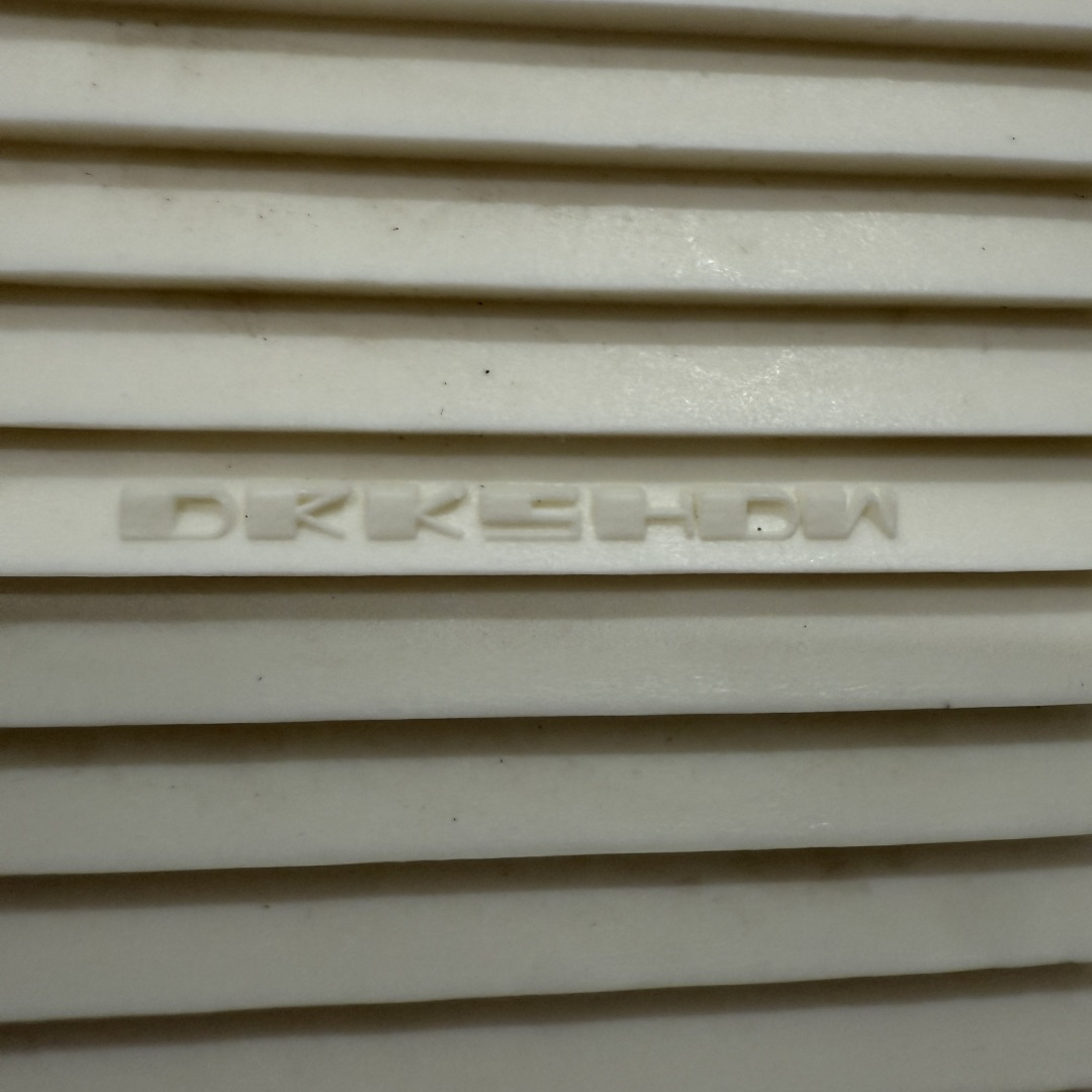 图片[8]-【莞产G版】薄底帆布黑色高帮大匡威 RO / Rick Owens DRKSHDW 瑞克·欧文斯【副线】 【款式】 大匡威/低帮/厚底/ 光泽金属尼龙布 低帮 西瓜头 【皮料】 东莞原厂进口全新2025年新材质““水洗牛仔黑色斜纹布” 【鞋带】 鞋带采用水染定织法工艺，高密度之下，透出光泽感！ 【鞋头】软糯，轻轻按压有牛皮细细的纹理质感！ 【鞋底】TPU大底奶香味！硬度、肤感一比一！鞋底logo钢印清晰正确！ 【鞋垫】独家私人开模压印！牛皮贴面，双层复合！ 【尺码】 ：36 37 38 39 40 41 42 43 44 45 46！-选品中心