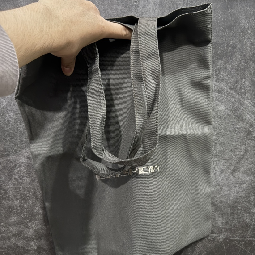 图片[9]-【莞产G版】薄底帆布黑色高帮大匡威 RO / Rick Owens DRKSHDW 瑞克·欧文斯【副线】 【款式】 大匡威/低帮/厚底/ 光泽金属尼龙布 低帮 西瓜头 【皮料】 东莞原厂进口全新2025年新材质““水洗牛仔黑色斜纹布” 【鞋带】 鞋带采用水染定织法工艺，高密度之下，透出光泽感！ 【鞋头】软糯，轻轻按压有牛皮细细的纹理质感！ 【鞋底】TPU大底奶香味！硬度、肤感一比一！鞋底logo钢印清晰正确！ 【鞋垫】独家私人开模压印！牛皮贴面，双层复合！ 【尺码】 ：36 37 38 39 40 41 42 43 44 45 46！-选品中心