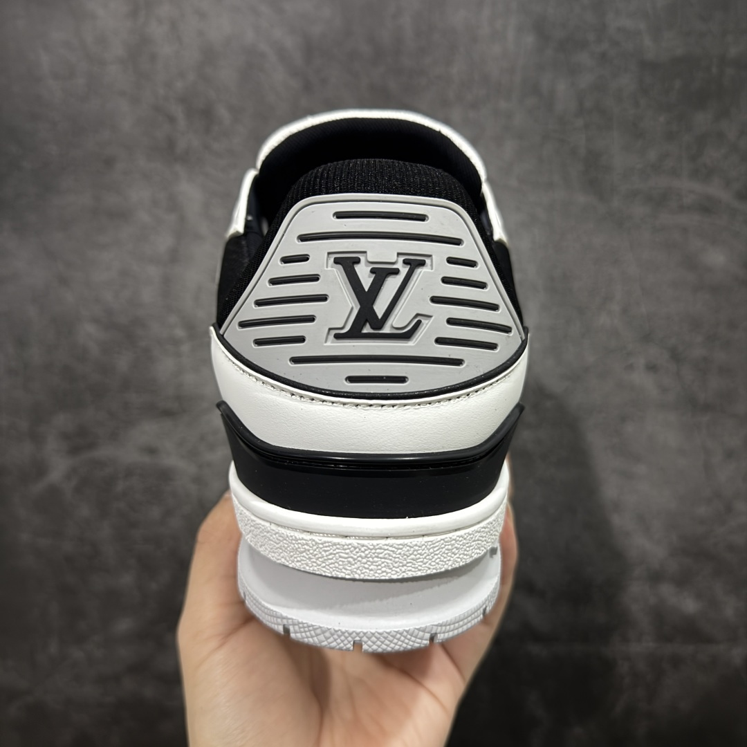 图片[4]-【莞产YS版本】Louis Vuitton Trainer lv时装走秀运动鞋 完美鞋型超高的清洁度 零毛边线头瑕疵 全套原楦原纸版原鞋开模 全网最具灵魂的版型 正确原装黄色鞋盒 正确中底印花 鞋面印花3D高频深度立体 全鞋电脑针车 紧密相连 针距密度一致 环保乳胶注塑鞋垫 厚度脚感还原原版 皮面裁剪部位 统一油边封口工艺 原装橡胶大底含胶量大底组合零偏差 专柜全套包装 防尘袋 说明书 质保卡 男女鞋 尺码： 38 39 40 41 42 43 44 45-选品中心