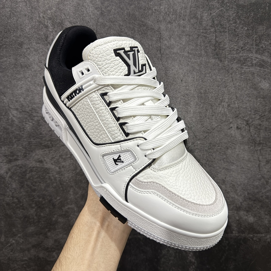 图片[3]-【莞产YS版本】Louis Vuitton Trainer lv时装走秀运动鞋 完美鞋型超高的清洁度 零毛边线头瑕疵 全套原楦原纸版原鞋开模 全网最具灵魂的版型 正确原装黄色鞋盒 正确中底印花 鞋面印花3D高频深度立体 全鞋电脑针车 紧密相连 针距密度一致 环保乳胶注塑鞋垫 厚度脚感还原原版 皮面裁剪部位 统一油边封口工艺 原装橡胶大底含胶量大底组合零偏差 专柜全套包装 防尘袋 说明书 质保卡 男女鞋 尺码： 38 39 40 41 42 43 44 45-选品中心