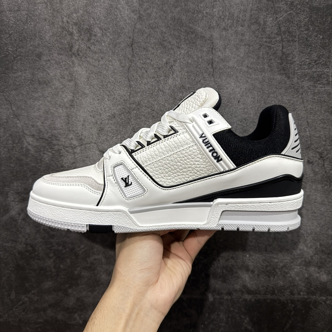 图片[2]-【莞产YS版本】Louis Vuitton Trainer lv时装走秀运动鞋 完美鞋型超高的清洁度 零毛边线头瑕疵 全套原楦原纸版原鞋开模 全网最具灵魂的版型 正确原装黄色鞋盒 正确中底印花 鞋面印花3D高频深度立体 全鞋电脑针车 紧密相连 针距密度一致 环保乳胶注塑鞋垫 厚度脚感还原原版 皮面裁剪部位 统一油边封口工艺 原装橡胶大底含胶量大底组合零偏差 专柜全套包装 防尘袋 说明书 质保卡 男女鞋 尺码： 38 39 40 41 42 43 44 45-选品中心