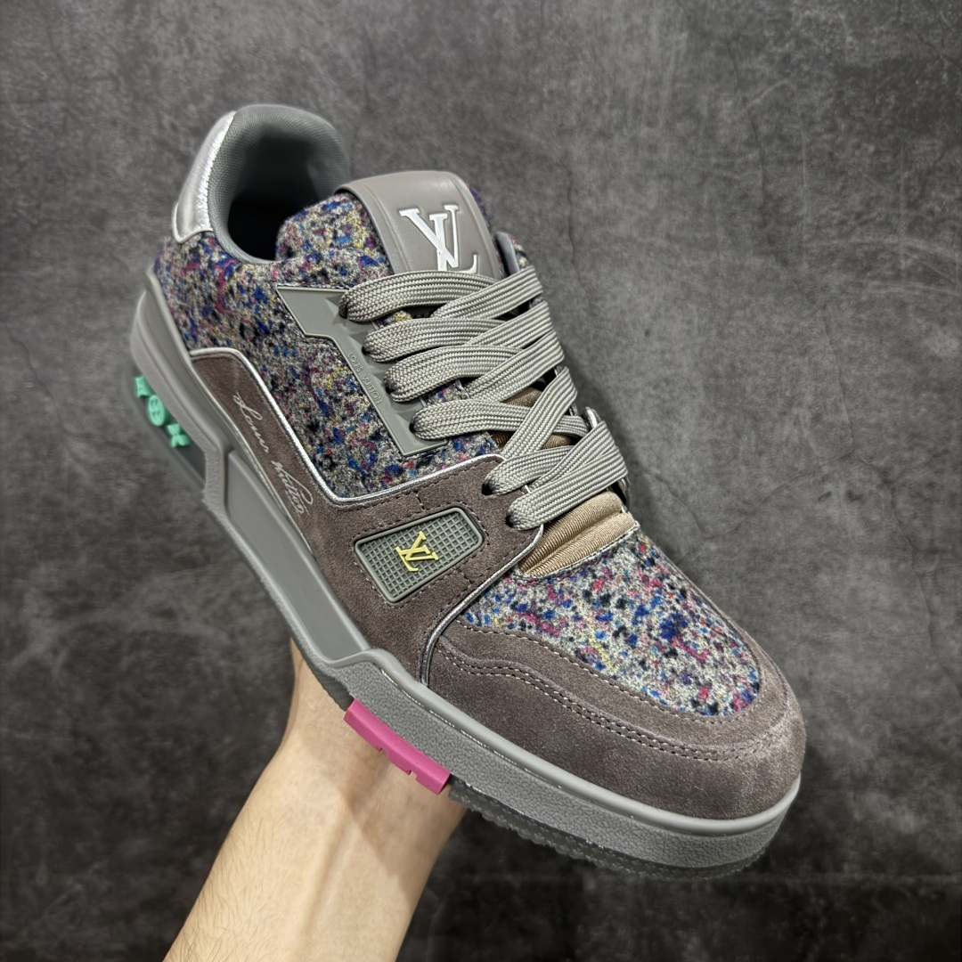 图片[3]-【莞产YS版本】Louis Vuitton Trainer lv时装走秀运动鞋 完美鞋型超高的清洁度 零毛边线头瑕疵 全套原楦原纸版原鞋开模 全网最具灵魂的版型 正确原装黄色鞋盒 正确中底印花 鞋面印花3D高频深度立体 全鞋电脑针车 紧密相连 针距密度一致 环保乳胶注塑鞋垫 厚度脚感还原原版 皮面裁剪部位 统一油边封口工艺 原装橡胶大底含胶量大底组合零偏差 专柜全套包装 防尘袋 说明书 质保卡 男女鞋 尺码： 38 39 40 41 42 43 44 45-选品中心