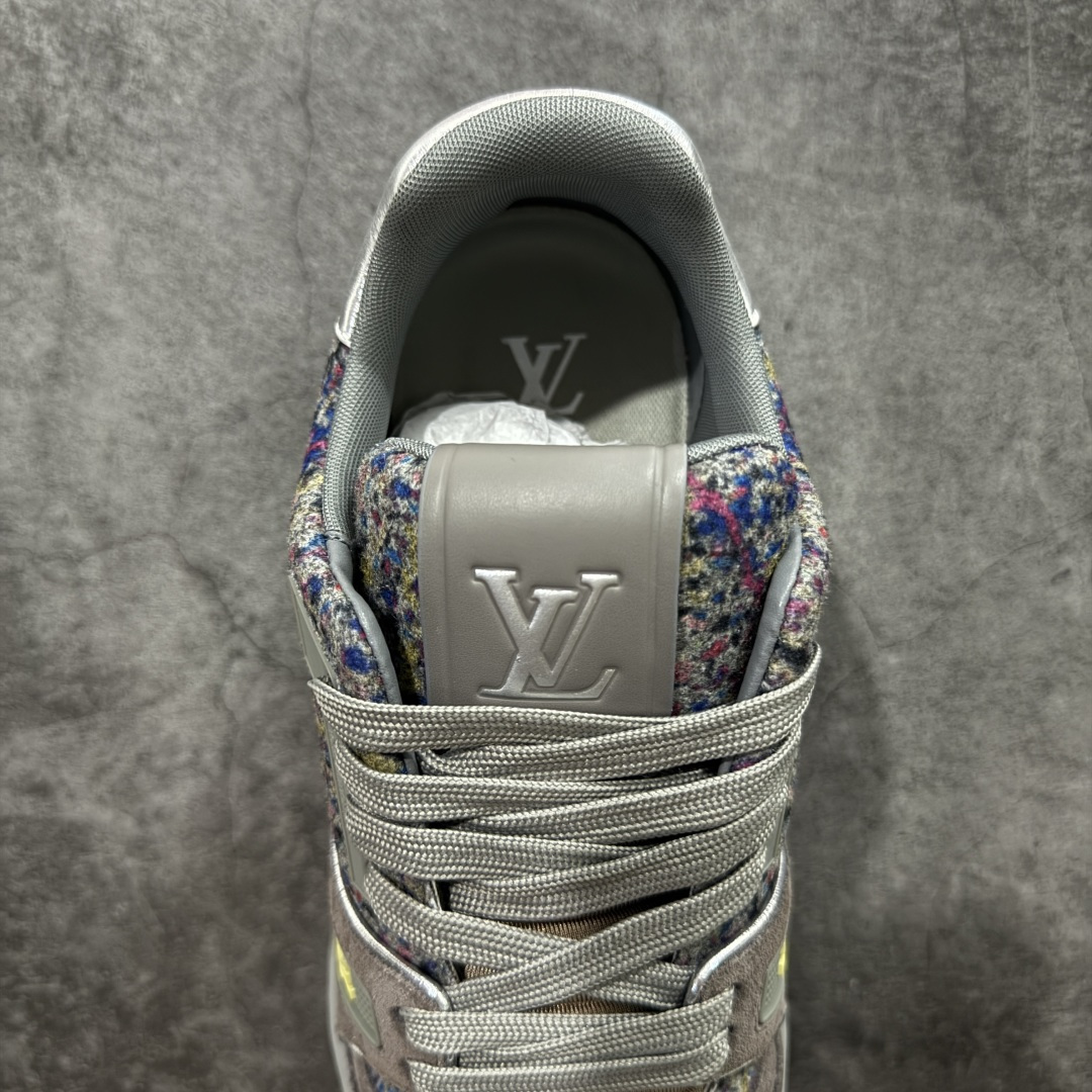 图片[8]-【莞产YS版本】Louis Vuitton Trainer lv时装走秀运动鞋 完美鞋型超高的清洁度 零毛边线头瑕疵 全套原楦原纸版原鞋开模 全网最具灵魂的版型 正确原装黄色鞋盒 正确中底印花 鞋面印花3D高频深度立体 全鞋电脑针车 紧密相连 针距密度一致 环保乳胶注塑鞋垫 厚度脚感还原原版 皮面裁剪部位 统一油边封口工艺 原装橡胶大底含胶量大底组合零偏差 专柜全套包装 防尘袋 说明书 质保卡 男女鞋 尺码： 38 39 40 41 42 43 44 45-选品中心
