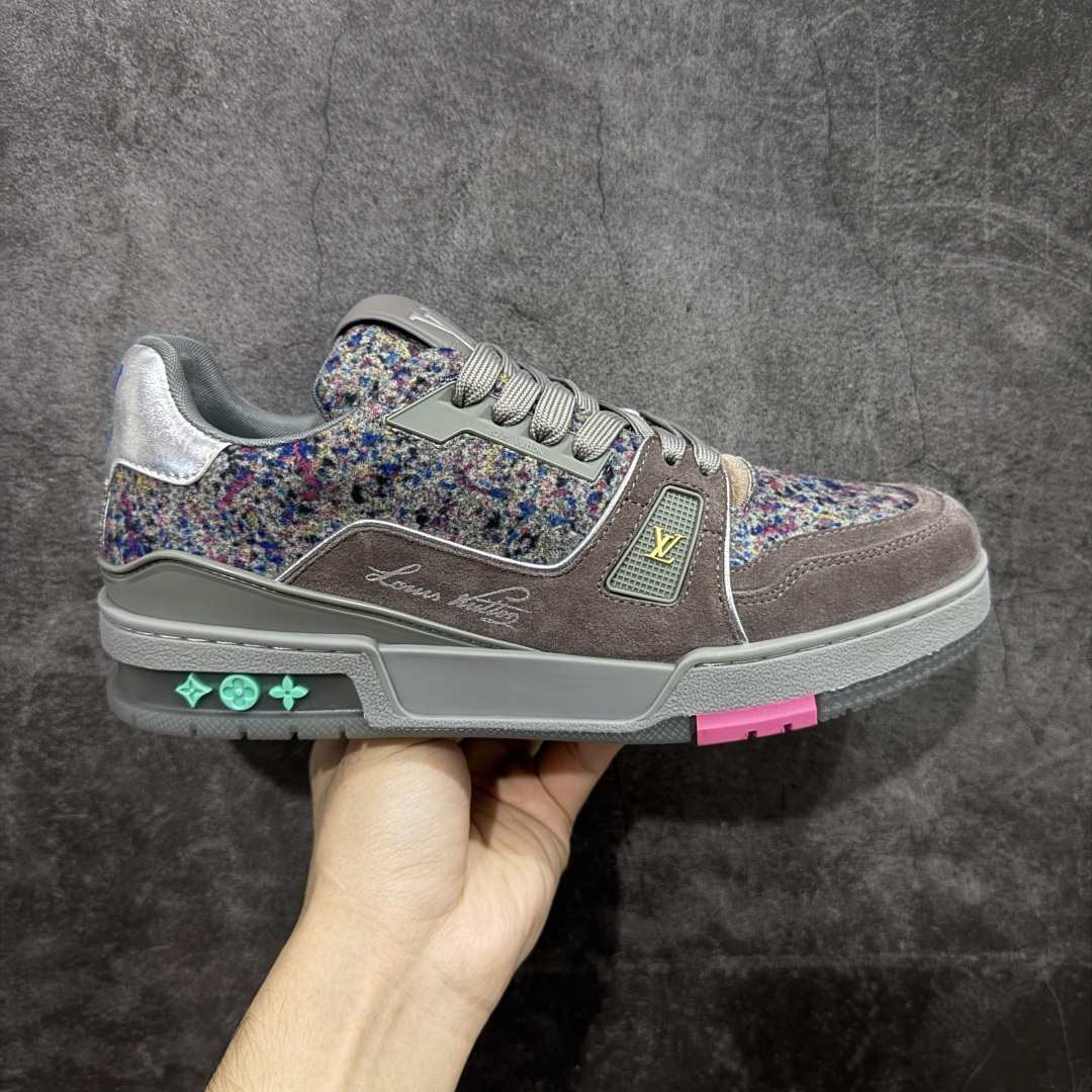 【莞产YS版本】Louis Vuitton Trainer lv时装走秀运动鞋 完美鞋型超高的清洁度 零毛边线头瑕疵 全套原楦原纸版原鞋开模 全网最具灵魂的版型 正确原装黄色鞋盒 正确中底印花 鞋面印花3D高频深度立体 全鞋电脑针车 紧密相连 针距密度一致 环保乳胶注塑鞋垫 厚度脚感还原原版 皮面裁剪部位 统一油边封口工艺 原装橡胶大底含胶量大底组合零偏差 专柜全套包装 防尘袋 说明书 质保卡 男女鞋 尺码： 38 39 40 41 42 43 44 45-选品中心