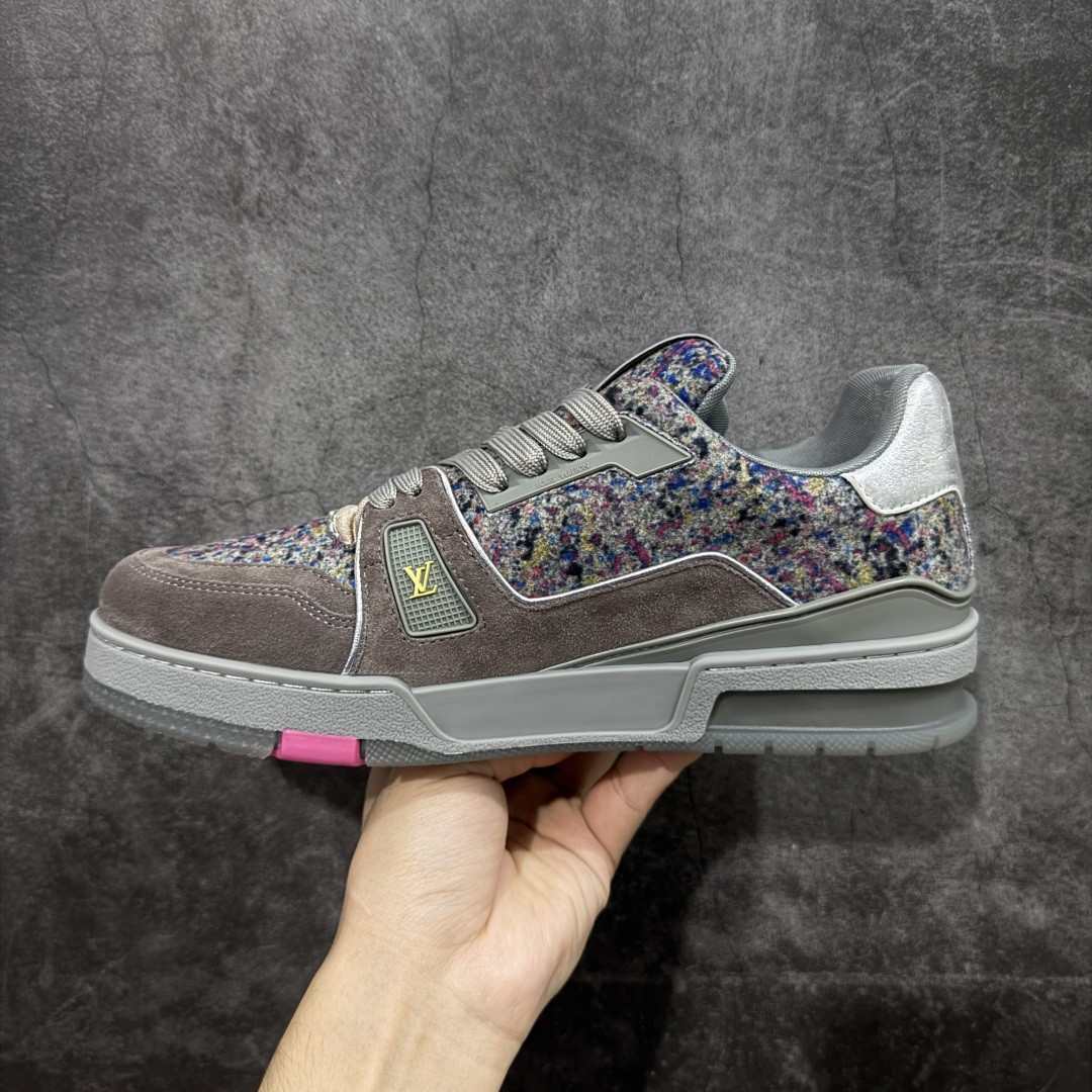 图片[2]-【莞产YS版本】Louis Vuitton Trainer lv时装走秀运动鞋 完美鞋型超高的清洁度 零毛边线头瑕疵 全套原楦原纸版原鞋开模 全网最具灵魂的版型 正确原装黄色鞋盒 正确中底印花 鞋面印花3D高频深度立体 全鞋电脑针车 紧密相连 针距密度一致 环保乳胶注塑鞋垫 厚度脚感还原原版 皮面裁剪部位 统一油边封口工艺 原装橡胶大底含胶量大底组合零偏差 专柜全套包装 防尘袋 说明书 质保卡 男女鞋 尺码： 38 39 40 41 42 43 44 45-选品中心