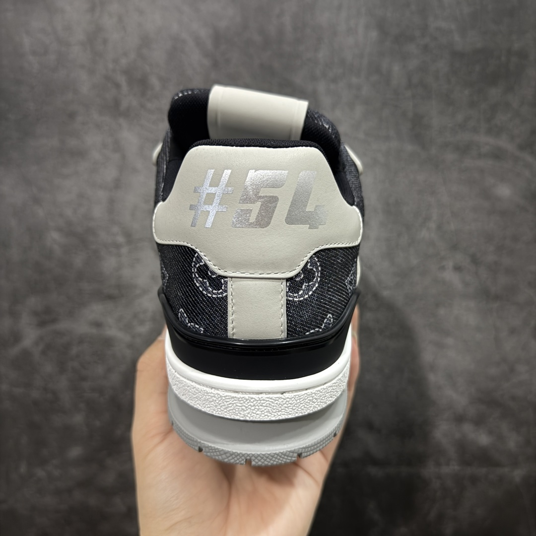 图片[4]-【莞产YS版本】Louis Vuitton Trainer lv时装走秀运动鞋 完美鞋型超高的清洁度 零毛边线头瑕疵 全套原楦原纸版原鞋开模 全网最具灵魂的版型 正确原装黄色鞋盒 正确中底印花 鞋面印花3D高频深度立体 全鞋电脑针车 紧密相连 针距密度一致 环保乳胶注塑鞋垫 厚度脚感还原原版 皮面裁剪部位 统一油边封口工艺 原装橡胶大底含胶量大底组合零偏差 专柜全套包装 防尘袋 说明书 质保卡 男女鞋 尺码： 38 39 40 41 42 43 44 45-选品中心