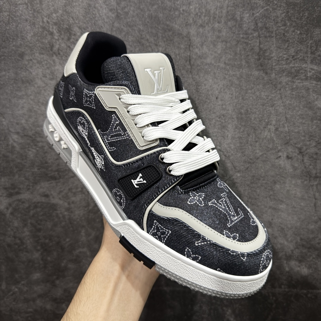 图片[3]-【莞产YS版本】Louis Vuitton Trainer lv时装走秀运动鞋 完美鞋型超高的清洁度 零毛边线头瑕疵 全套原楦原纸版原鞋开模 全网最具灵魂的版型 正确原装黄色鞋盒 正确中底印花 鞋面印花3D高频深度立体 全鞋电脑针车 紧密相连 针距密度一致 环保乳胶注塑鞋垫 厚度脚感还原原版 皮面裁剪部位 统一油边封口工艺 原装橡胶大底含胶量大底组合零偏差 专柜全套包装 防尘袋 说明书 质保卡 男女鞋 尺码： 38 39 40 41 42 43 44 45-选品中心