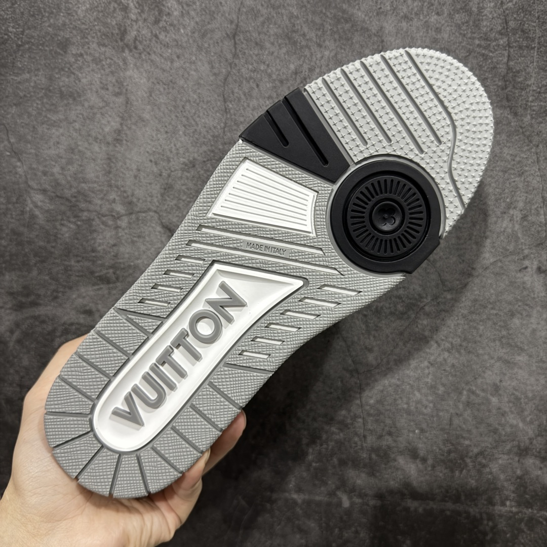 图片[9]-【莞产YS版本】Louis Vuitton Trainer lv时装走秀运动鞋 完美鞋型超高的清洁度 零毛边线头瑕疵 全套原楦原纸版原鞋开模 全网最具灵魂的版型 正确原装黄色鞋盒 正确中底印花 鞋面印花3D高频深度立体 全鞋电脑针车 紧密相连 针距密度一致 环保乳胶注塑鞋垫 厚度脚感还原原版 皮面裁剪部位 统一油边封口工艺 原装橡胶大底含胶量大底组合零偏差 专柜全套包装 防尘袋 说明书 质保卡 男女鞋 尺码： 38 39 40 41 42 43 44 45-选品中心