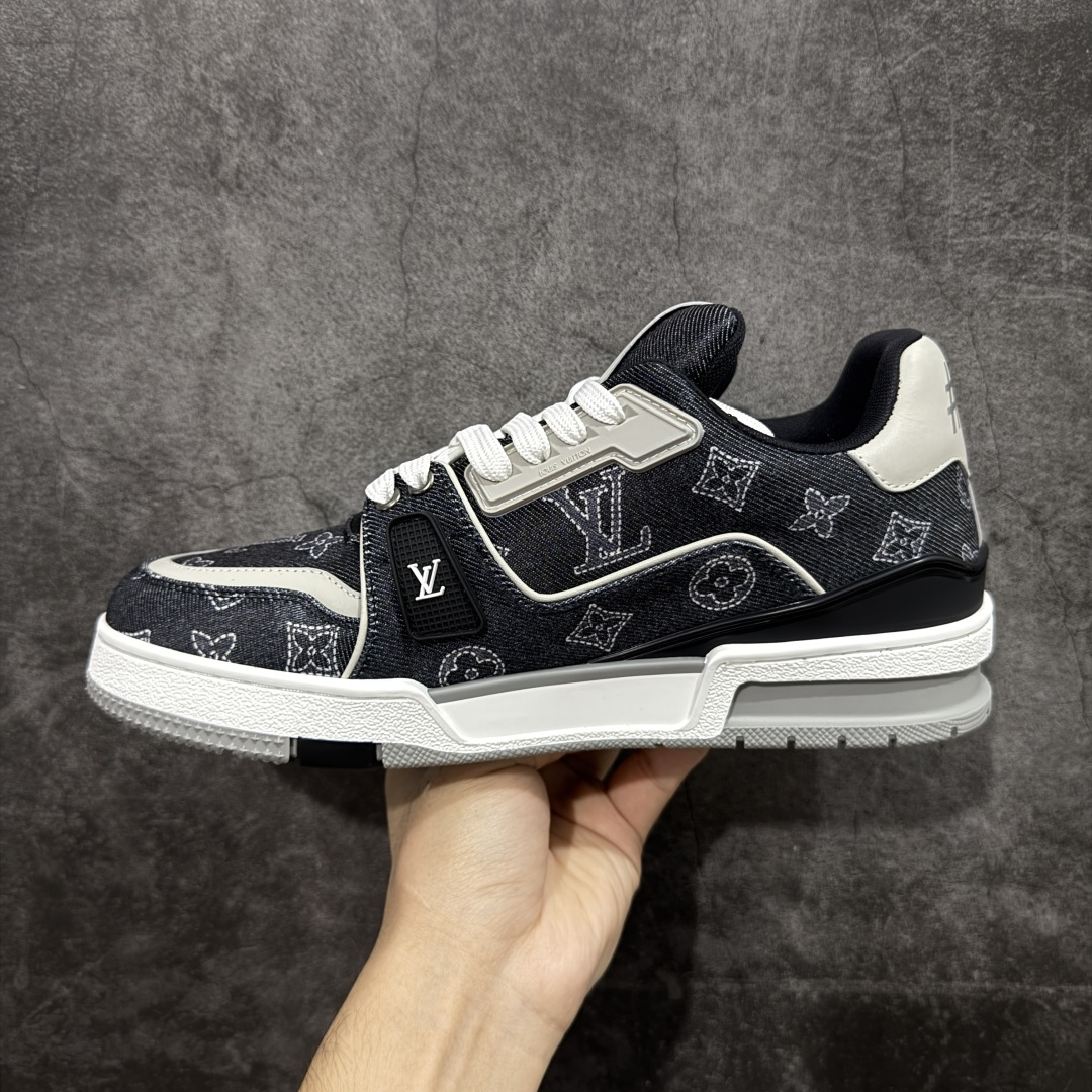 图片[2]-【莞产YS版本】Louis Vuitton Trainer lv时装走秀运动鞋 完美鞋型超高的清洁度 零毛边线头瑕疵 全套原楦原纸版原鞋开模 全网最具灵魂的版型 正确原装黄色鞋盒 正确中底印花 鞋面印花3D高频深度立体 全鞋电脑针车 紧密相连 针距密度一致 环保乳胶注塑鞋垫 厚度脚感还原原版 皮面裁剪部位 统一油边封口工艺 原装橡胶大底含胶量大底组合零偏差 专柜全套包装 防尘袋 说明书 质保卡 男女鞋 尺码： 38 39 40 41 42 43 44 45-选品中心