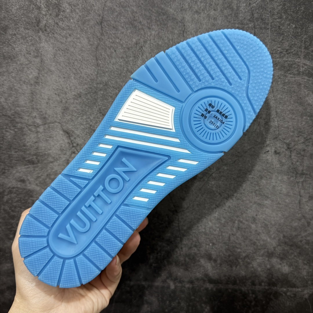 图片[9]-【专柜版/海淘代购版】 现货当天可取 LV Trainer系列高奢运动鞋 铆钉白绿 新款芯片顶级 潮人必备单品 同步ZP官网空胶工艺 鞋舌、挂饰均镶嵌NFC芯片感应装置 正确胶片断点式设计 中底正确还原原版油印字母比例 1：1原楦格板、楦头、刀磨全新升级！ 独家订制顶级压纹麂皮 原版开模TPU大底 质感原版一致 垫脚聚米微料加透气英伦网布 披靡市场任何版本！细节完美呈现！ 代购指定版本 全新升级最新双盒包装 扫码秒进官网！ 全套包装配件同比原版 尺码： 38-46-选品中心