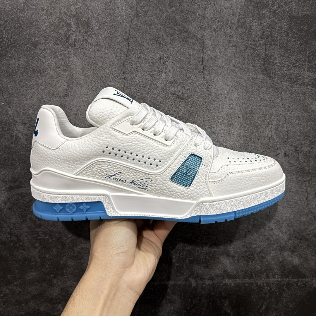 【专柜版/海淘代购版】 现货当天可取 LV Trainer系列高奢运动鞋 铆钉白绿 新款芯片顶级 潮人必备单品 同步ZP官网空胶工艺 鞋舌、挂饰均镶嵌NFC芯片感应装置 正确胶片断点式设计 中底正确还原原版油印字母比例 1：1原楦格板、楦头、刀磨全新升级！ 独家订制顶级压纹麂皮 原版开模TPU大底 质感原版一致 垫脚聚米微料加透气英伦网布 披靡市场任何版本！细节完美呈现！ 代购指定版本 全新升级最新双盒包装 扫码秒进官网！ 全套包装配件同比原版 尺码： 38-46-选品中心