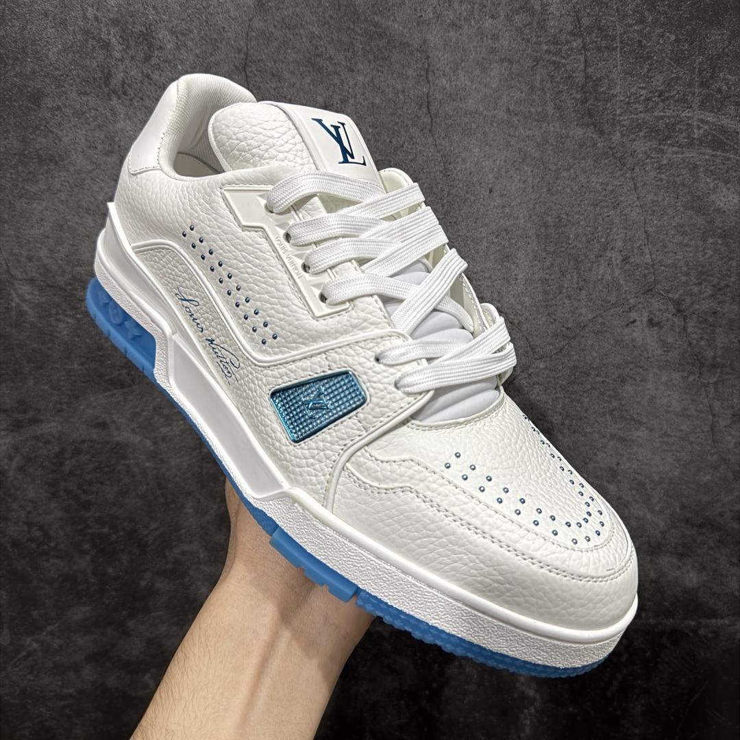 图片[3]-【专柜版/海淘代购版】 现货当天可取 LV Trainer系列高奢运动鞋 铆钉白绿 新款芯片顶级 潮人必备单品 同步ZP官网空胶工艺 鞋舌、挂饰均镶嵌NFC芯片感应装置 正确胶片断点式设计 中底正确还原原版油印字母比例 1：1原楦格板、楦头、刀磨全新升级！ 独家订制顶级压纹麂皮 原版开模TPU大底 质感原版一致 垫脚聚米微料加透气英伦网布 披靡市场任何版本！细节完美呈现！ 代购指定版本 全新升级最新双盒包装 扫码秒进官网！ 全套包装配件同比原版 尺码： 38-46-选品中心