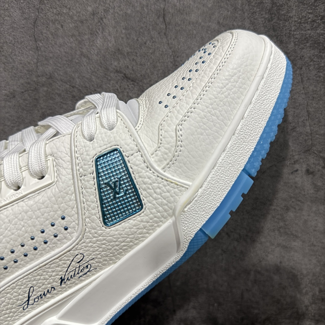 图片[6]-【专柜版/海淘代购版】 现货当天可取 LV Trainer系列高奢运动鞋 铆钉白绿 新款芯片顶级 潮人必备单品 同步ZP官网空胶工艺 鞋舌、挂饰均镶嵌NFC芯片感应装置 正确胶片断点式设计 中底正确还原原版油印字母比例 1：1原楦格板、楦头、刀磨全新升级！ 独家订制顶级压纹麂皮 原版开模TPU大底 质感原版一致 垫脚聚米微料加透气英伦网布 披靡市场任何版本！细节完美呈现！ 代购指定版本 全新升级最新双盒包装 扫码秒进官网！ 全套包装配件同比原版 尺码： 38-46-选品中心