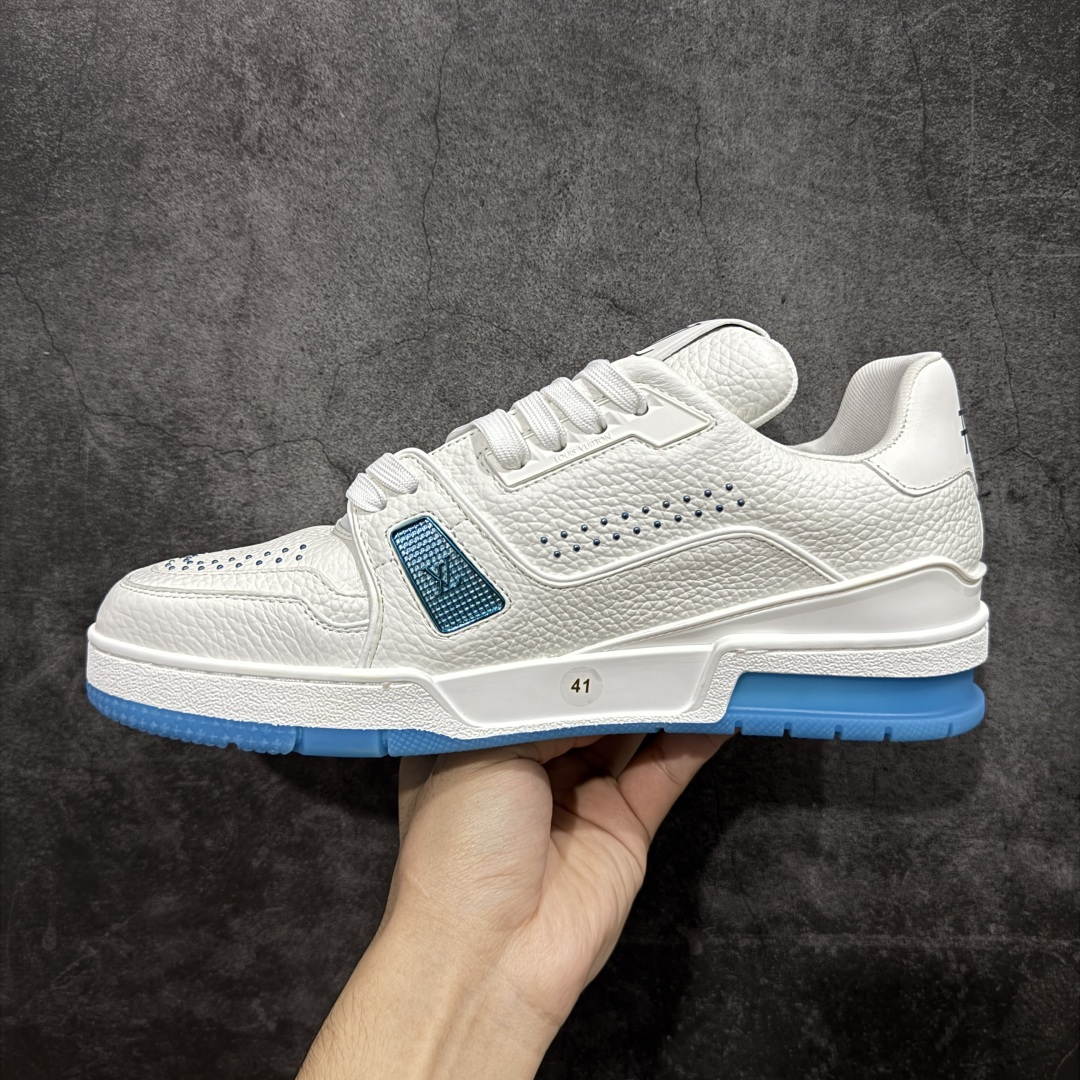 图片[2]-【专柜版/海淘代购版】 现货当天可取 LV Trainer系列高奢运动鞋 铆钉白绿 新款芯片顶级 潮人必备单品 同步ZP官网空胶工艺 鞋舌、挂饰均镶嵌NFC芯片感应装置 正确胶片断点式设计 中底正确还原原版油印字母比例 1：1原楦格板、楦头、刀磨全新升级！ 独家订制顶级压纹麂皮 原版开模TPU大底 质感原版一致 垫脚聚米微料加透气英伦网布 披靡市场任何版本！细节完美呈现！ 代购指定版本 全新升级最新双盒包装 扫码秒进官网！ 全套包装配件同比原版 尺码： 38-46-选品中心