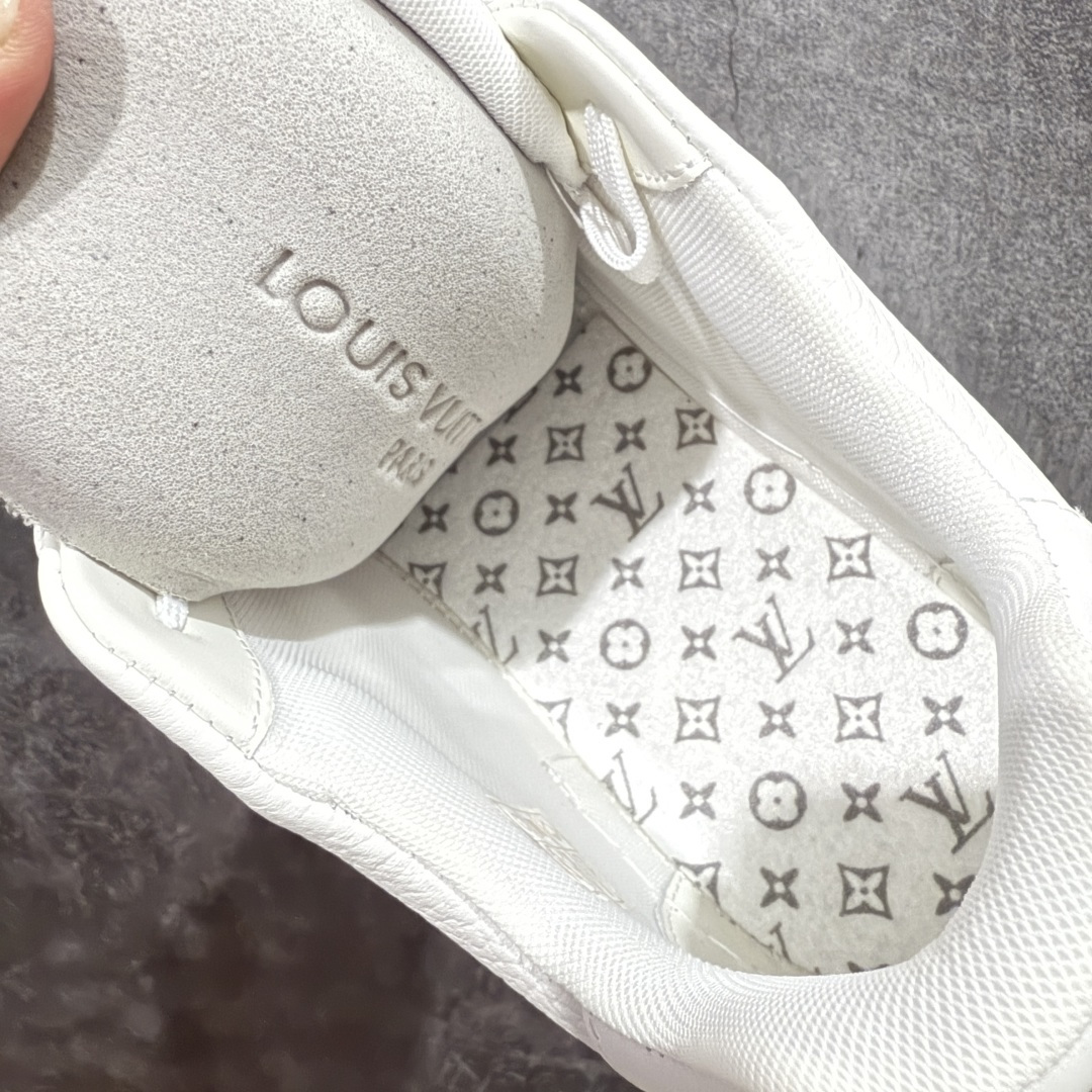 图片[9]-【专柜版/海淘代购版】 现货当天可取 LV Trainer系列高奢运动鞋 铆钉白绿 新款芯片顶级 潮人必备单品 同步ZP官网空胶工艺 鞋舌、挂饰均镶嵌NFC芯片感应装置 正确胶片断点式设计 中底正确还原原版油印字母比例 1：1原楦格板、楦头、刀磨全新升级！ 独家订制顶级压纹麂皮 原版开模TPU大底 质感原版一致 垫脚聚米微料加透气英伦网布 披靡市场任何版本！细节完美呈现！ 代购指定版本 全新升级最新双盒包装 扫码秒进官网！ 全套包装配件同比原版 尺码： 38-46-选品中心