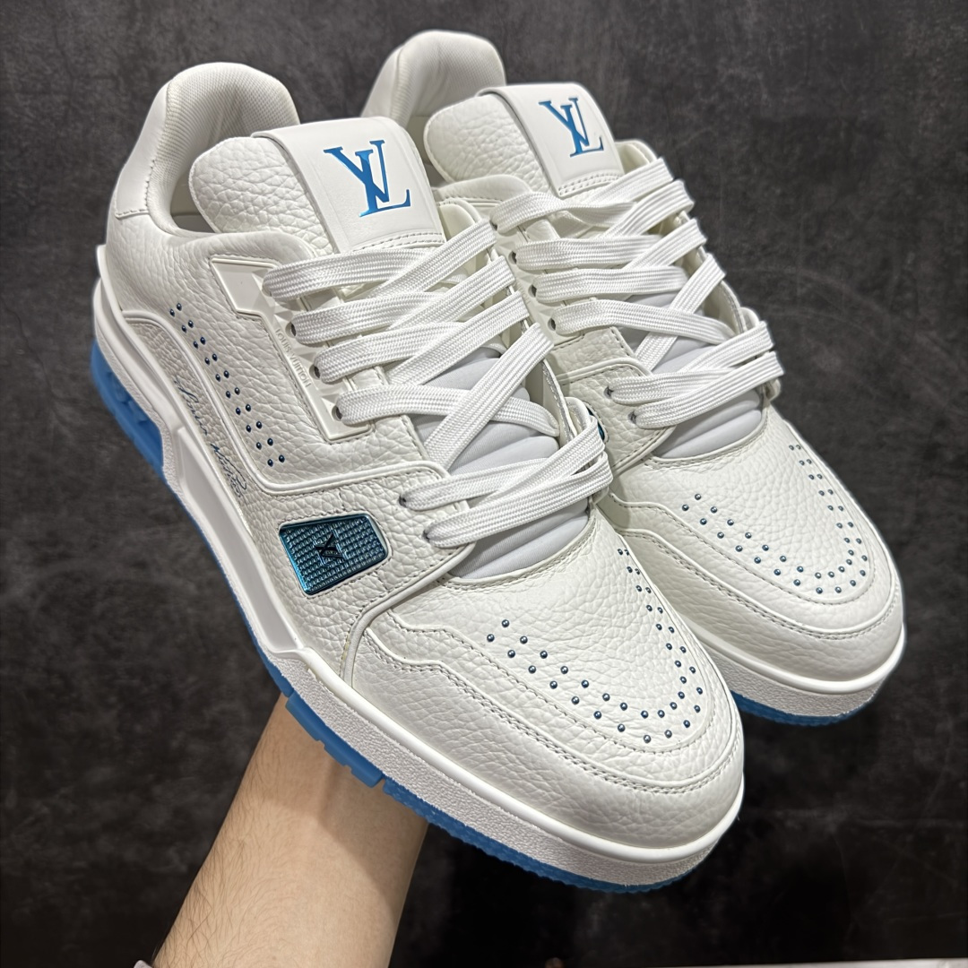 【专柜版/海淘代购版】 现货当天可取 LV Trainer系列高奢运动鞋 铆钉白绿 新款芯片顶级 潮人必备单品 同步ZP官网空胶工艺 鞋舌、挂饰均镶嵌NFC芯片感应装置 正确胶片断点式设计 中底正确还原原版油印字母比例 1：1原楦格板、楦头、刀磨全新升级！ 独家订制顶级压纹麂皮 原版开模TPU大底 质感原版一致 垫脚聚米微料加透气英伦网布 披靡市场任何版本！细节完美呈现！ 代购指定版本 全新升级最新双盒包装 扫码秒进官网！ 全套包装配件同比原版 尺码： 38-46-选品中心