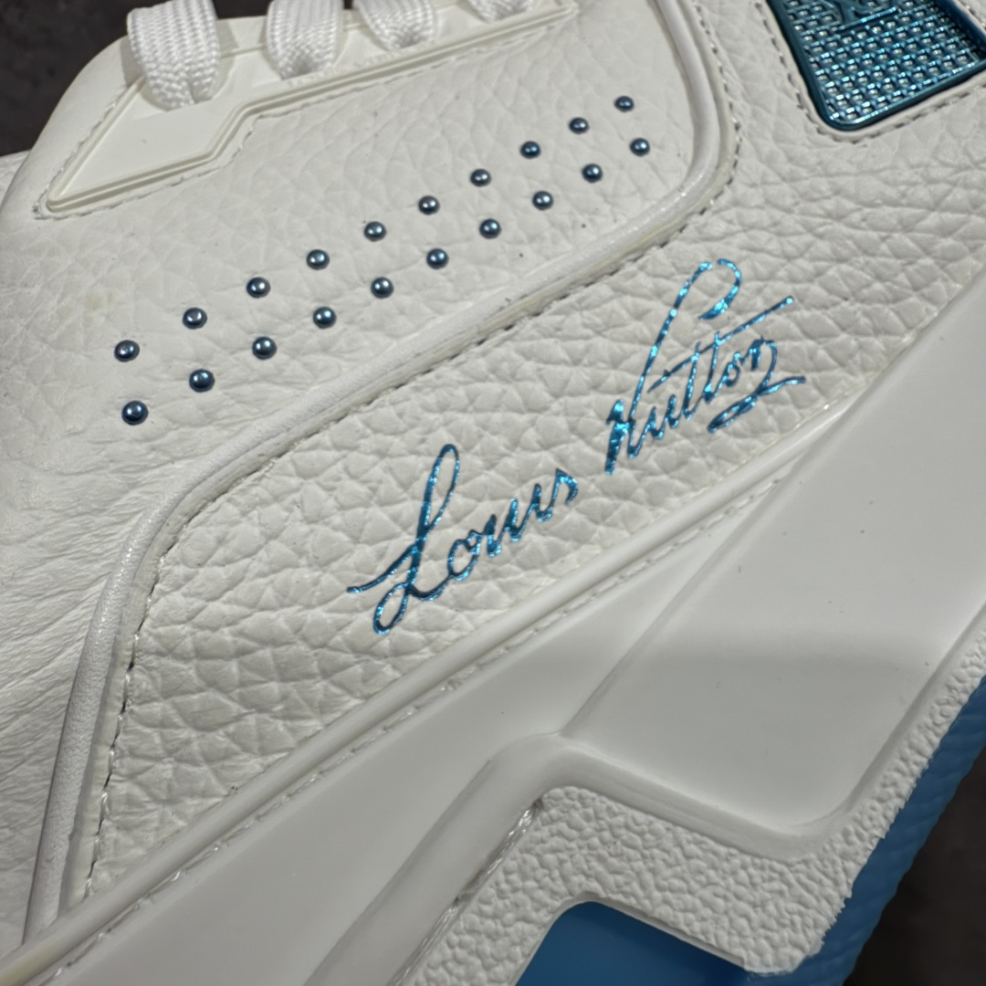 图片[3]-【专柜版/海淘代购版】 现货当天可取 LV Trainer系列高奢运动鞋 铆钉白绿 新款芯片顶级 潮人必备单品 同步ZP官网空胶工艺 鞋舌、挂饰均镶嵌NFC芯片感应装置 正确胶片断点式设计 中底正确还原原版油印字母比例 1：1原楦格板、楦头、刀磨全新升级！ 独家订制顶级压纹麂皮 原版开模TPU大底 质感原版一致 垫脚聚米微料加透气英伦网布 披靡市场任何版本！细节完美呈现！ 代购指定版本 全新升级最新双盒包装 扫码秒进官网！ 全套包装配件同比原版 尺码： 38-46-选品中心