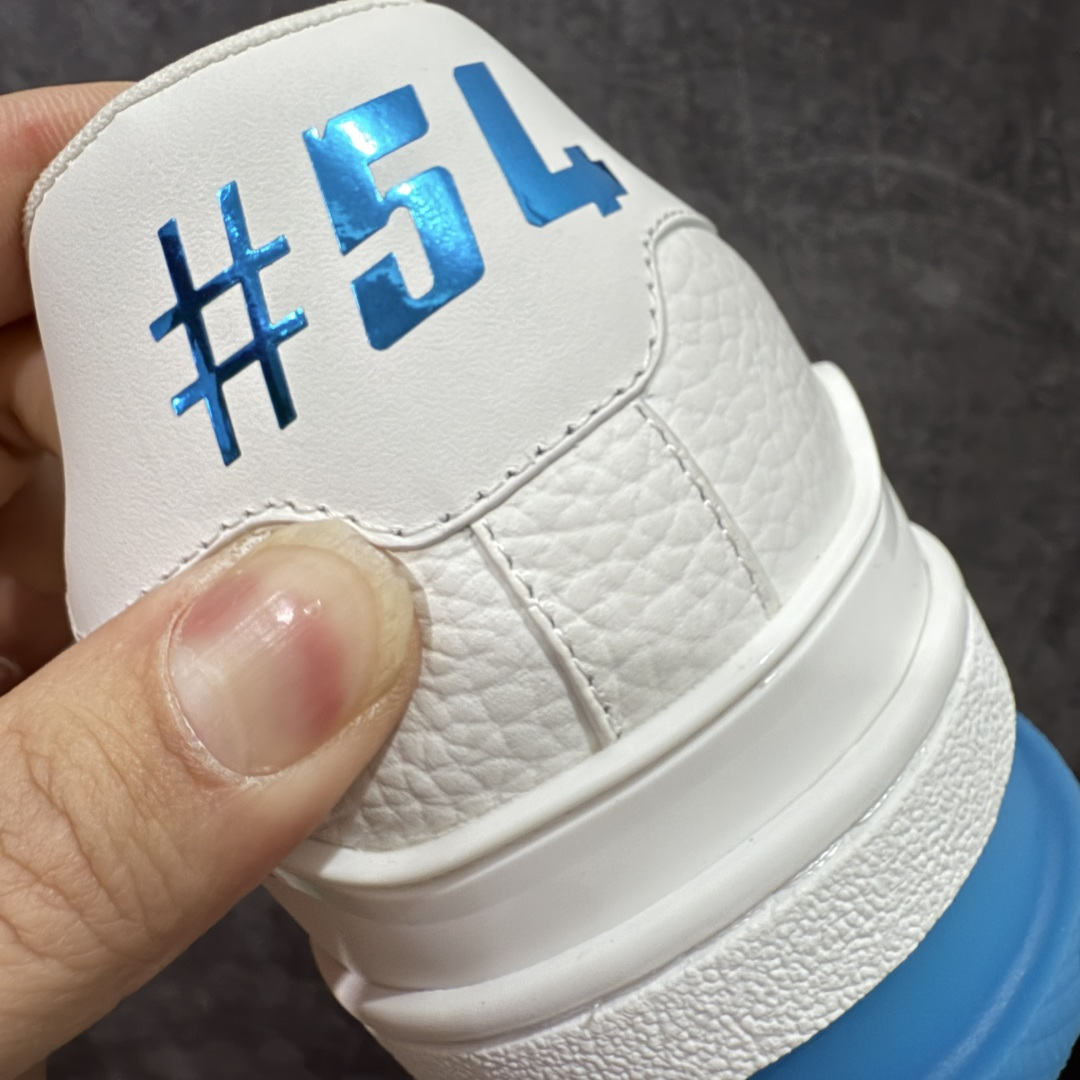 图片[2]-【专柜版/海淘代购版】 现货当天可取 LV Trainer系列高奢运动鞋 铆钉白绿 新款芯片顶级 潮人必备单品 同步ZP官网空胶工艺 鞋舌、挂饰均镶嵌NFC芯片感应装置 正确胶片断点式设计 中底正确还原原版油印字母比例 1：1原楦格板、楦头、刀磨全新升级！ 独家订制顶级压纹麂皮 原版开模TPU大底 质感原版一致 垫脚聚米微料加透气英伦网布 披靡市场任何版本！细节完美呈现！ 代购指定版本 全新升级最新双盒包装 扫码秒进官网！ 全套包装配件同比原版 尺码： 38-46-选品中心