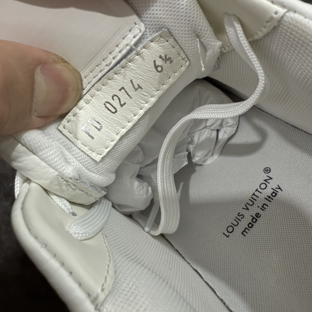 图片[7]-【专柜版/海淘代购版】 现货当天可取 LV Trainer系列高奢运动鞋 铆钉白绿 新款芯片顶级 潮人必备单品 同步ZP官网空胶工艺 鞋舌、挂饰均镶嵌NFC芯片感应装置 正确胶片断点式设计 中底正确还原原版油印字母比例 1：1原楦格板、楦头、刀磨全新升级！ 独家订制顶级压纹麂皮 原版开模TPU大底 质感原版一致 垫脚聚米微料加透气英伦网布 披靡市场任何版本！细节完美呈现！ 代购指定版本 全新升级最新双盒包装 扫码秒进官网！ 全套包装配件同比原版 尺码： 38-46-选品中心