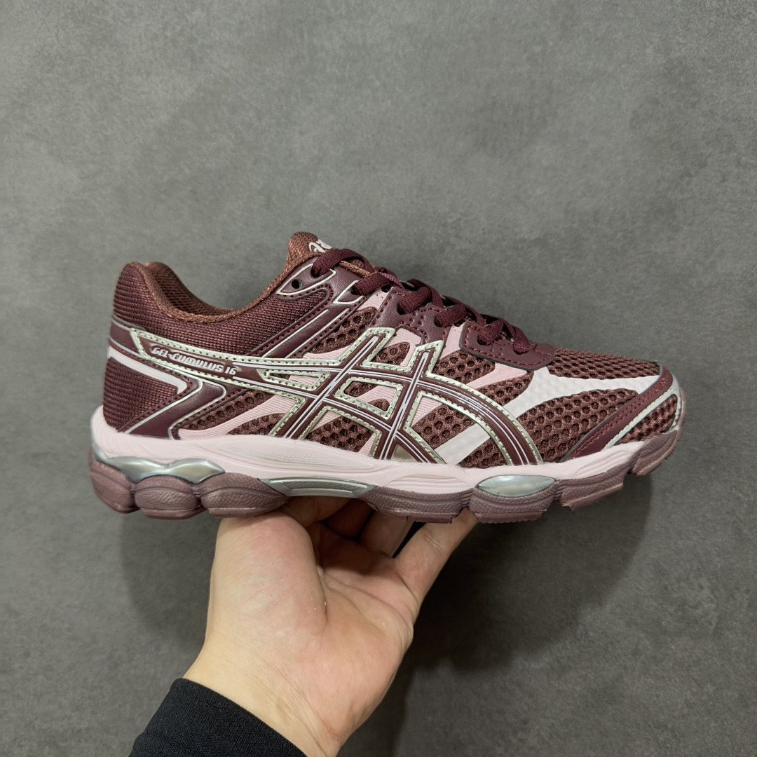 【公司级】Asics Gel-Cumulus 16 亚瑟士复古时尚缓震运动跑步鞋 鞋面采用无缝线工程网眼设计,全面升级的FF BLAST™ PLUS泡棉,更轻、更弹、更耐久。相比前代更轻盈鞋底采用了轻质发泡材料,并在后跟和前掌处采用了亚瑟士核心科技GEL缓震胶,赋予鞋款强大的缓冲性能,提供了更柔软舒适的穿着体验。AHAR® PLUS超耐磨橡胶大底,延长跑鞋使用寿命。 货号:1203A733-600 尺码:36 37 37.5 38 39 39.5 40 40.5 41.5 42 42.5 43.5 44 45 编码:AMB260270-选品中心