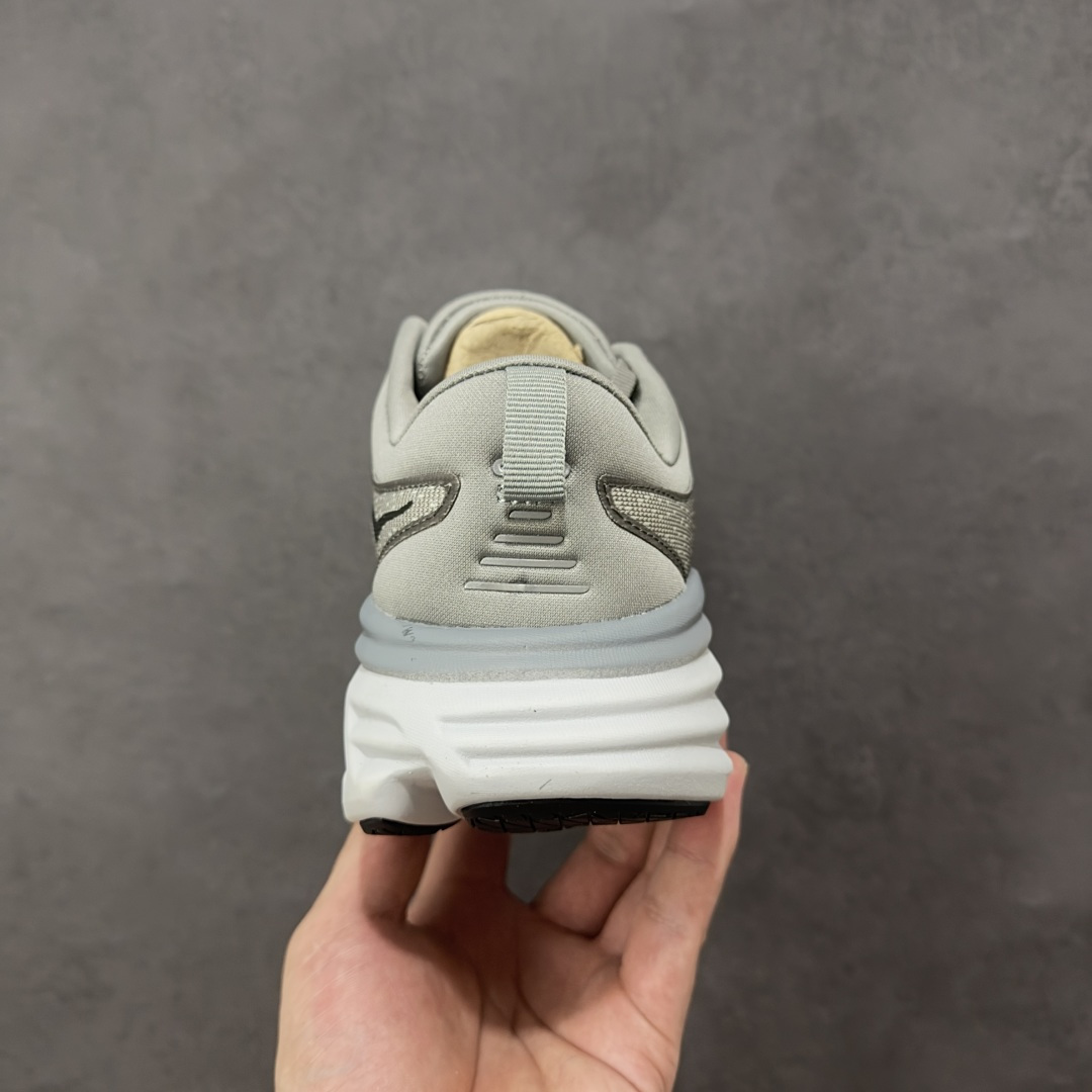 图片[4]-【YH版本】Bondi邦代8是HOKA ONE ONE的顶级缓震跑鞋，超宽超厚的中底，缓震极限很高，稳定性和舒适度也超好，适合大体重和初跑入门人群进行日常有氧慢跑，日常通勤和休闲走路都适合。 \\t 中底采用33mm厚的全新超轻缓震泡棉，是HOKA路跑系列的缓震担当，兼顾轻量与缓震，脚感软弹舒适，具备良好的回弹性。搭载了速度型滚动平衡技术，让步伐更顺畅，给予跑者向前运动的推进感。 \\t 嵌入式鞋床将双足安全固定于中底，提升落地时的稳定性，为脚后跟带来有力支撑。鞋面采用轻盈柔软的工程网纱材质，透气又环保，包裹性佳。大底采用大面积橡胶贴片，具备更好的耐磨性和防滑性。 \\t 尺码36 36.5 37.5 38 38.5 39 40 40.5 41 42 42.5 43 44 44.5 45 46 47-选品中心