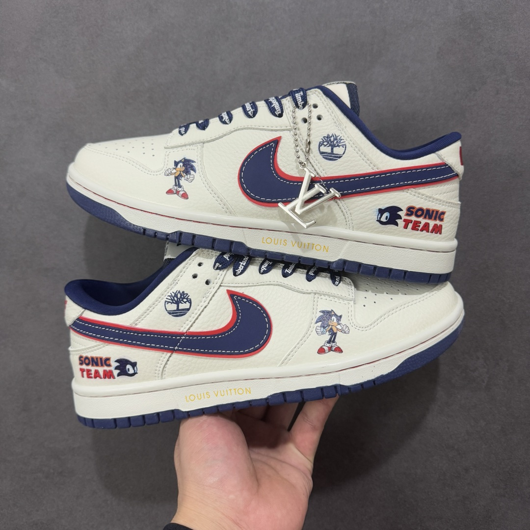 图片[9]-【定制版】Nike SB Dunk Low“LV 索尼克 三方联名——奶白绛蓝” 高端定制 低帮休闲板鞋 定制鞋盒 大厂纯原品质出货 超高清洁度 皮料切割干净无任何毛边 细节完美 货号：NH0601-479 尺码： 36 36.5 37.5 38 38.5 39 40 40.5 41 42 42.5 43 44 44.5 45-选品中心