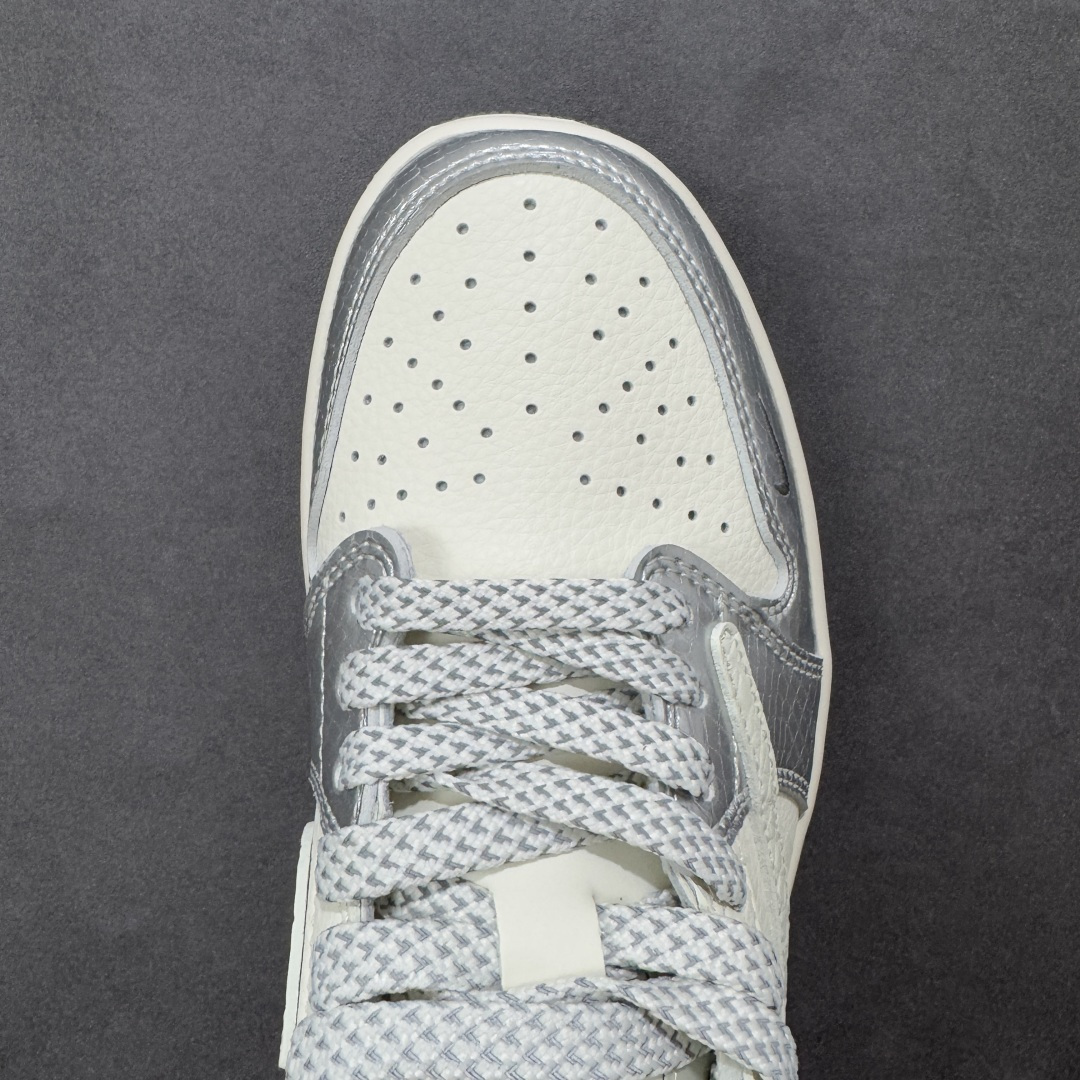 图片[8]-【定制版】Travis Scott x Fragment Design x Air Jordan 1 Low OG SP AJ1 乔1 LV联名 金属银 低帮文化休闲板鞋  #多方联名合作融合了Travis Scott 独特的音乐风格，藤原浩个性的设计风格以及Jordan品牌的经典元素 使其成为一双具有独特身份和价值的鞋子 清新而立体的外观加上联名标识更突出了其独特身份 这种配色方案显示出活力和时尚感 在视觉上引人注目 鞋身的质感和细腻的细节处理使其显得高端而格调十足 这款“倒钩”联名是设计与创意完美结合 融合多方的个性风格是一款备受瞩目的潮流鞋款 货号：XS7089-614  尺码：36 36.5 37.5 38 38.5 39 40 40.5 41 42 42.5 43 44 44.5 45-选品中心