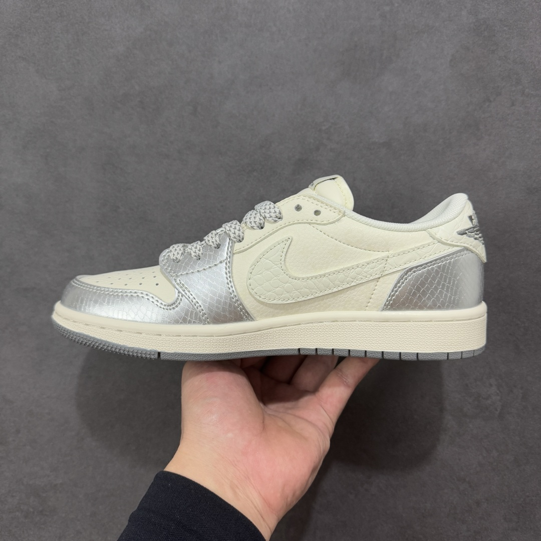图片[2]-【定制版】Travis Scott x Fragment Design x Air Jordan 1 Low OG SP AJ1 乔1 LV联名 金属银 低帮文化休闲板鞋  #多方联名合作融合了Travis Scott 独特的音乐风格，藤原浩个性的设计风格以及Jordan品牌的经典元素 使其成为一双具有独特身份和价值的鞋子 清新而立体的外观加上联名标识更突出了其独特身份 这种配色方案显示出活力和时尚感 在视觉上引人注目 鞋身的质感和细腻的细节处理使其显得高端而格调十足 这款“倒钩”联名是设计与创意完美结合 融合多方的个性风格是一款备受瞩目的潮流鞋款 货号：XS7089-614  尺码：36 36.5 37.5 38 38.5 39 40 40.5 41 42 42.5 43 44 44.5 45-选品中心