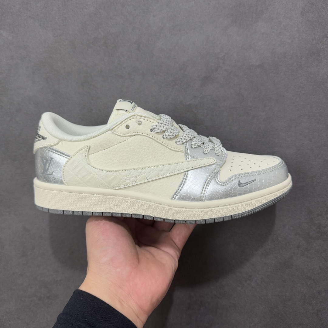 【定制版】Travis Scott x Fragment Design x Air Jordan 1 Low OG SP AJ1 乔1 LV联名 金属银 低帮文化休闲板鞋 #多方联名合作融合了Travis Scott 独特的音乐风格,藤原浩个性的设计风格以及Jordan品牌的经典元素 使其成为一双具有独特身份和价值的鞋子 清新而立体的外观加上联名标识更突出了其独特身份 这种配色方案显示出活力和时尚感 在视觉上引人注目 鞋身的质感和细腻的细节处理使其显得高端而格调十足 这款“倒钩”联名是设计与创意完美结合 融合多方的个性风格是一款备受瞩目的潮流鞋款 货号:XS7089-614 尺码:36 36.5 37.5 38 38.5 39 40 40.5 41 42 42.5 43 44 44.5 45-选品中心