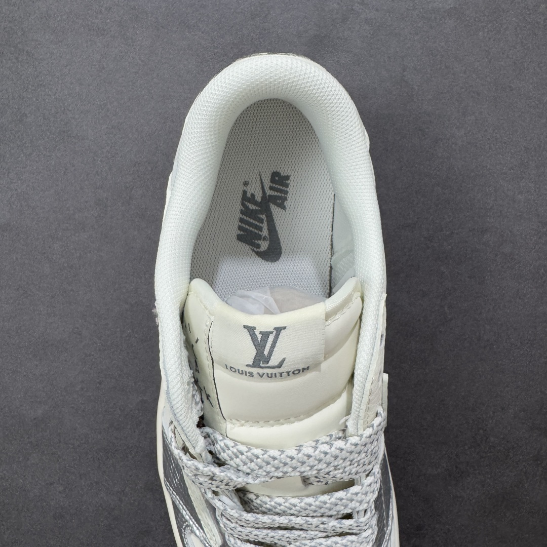 图片[7]-【定制版】Travis Scott x Fragment Design x Air Jordan 1 Low OG SP AJ1 乔1 LV联名 金属银 低帮文化休闲板鞋  #多方联名合作融合了Travis Scott 独特的音乐风格，藤原浩个性的设计风格以及Jordan品牌的经典元素 使其成为一双具有独特身份和价值的鞋子 清新而立体的外观加上联名标识更突出了其独特身份 这种配色方案显示出活力和时尚感 在视觉上引人注目 鞋身的质感和细腻的细节处理使其显得高端而格调十足 这款“倒钩”联名是设计与创意完美结合 融合多方的个性风格是一款备受瞩目的潮流鞋款 货号：XS7089-614  尺码：36 36.5 37.5 38 38.5 39 40 40.5 41 42 42.5 43 44 44.5 45-选品中心