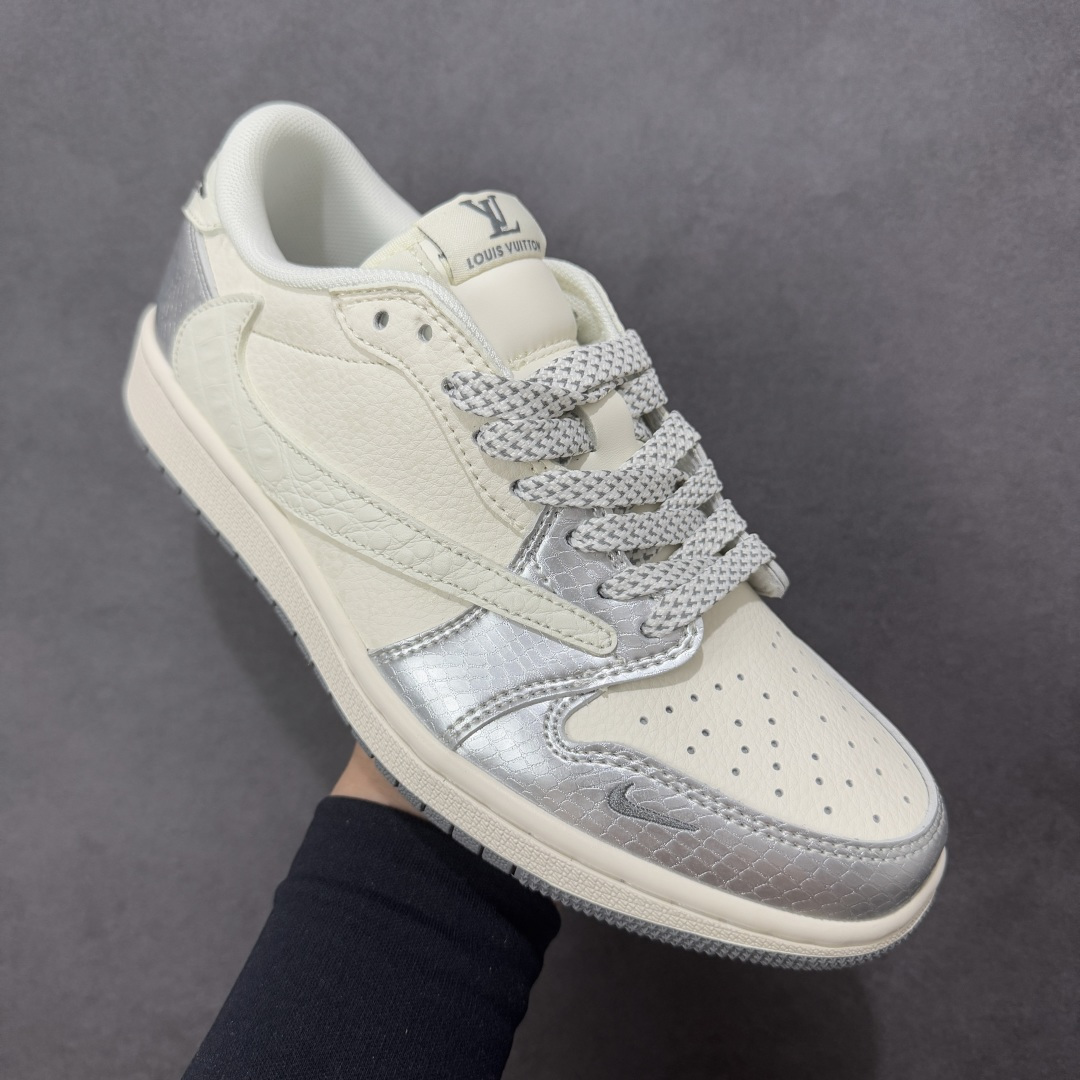 图片[3]-【定制版】Travis Scott x Fragment Design x Air Jordan 1 Low OG SP AJ1 乔1 LV联名 金属银 低帮文化休闲板鞋  #多方联名合作融合了Travis Scott 独特的音乐风格，藤原浩个性的设计风格以及Jordan品牌的经典元素 使其成为一双具有独特身份和价值的鞋子 清新而立体的外观加上联名标识更突出了其独特身份 这种配色方案显示出活力和时尚感 在视觉上引人注目 鞋身的质感和细腻的细节处理使其显得高端而格调十足 这款“倒钩”联名是设计与创意完美结合 融合多方的个性风格是一款备受瞩目的潮流鞋款 货号：XS7089-614  尺码：36 36.5 37.5 38 38.5 39 40 40.5 41 42 42.5 43 44 44.5 45-选品中心