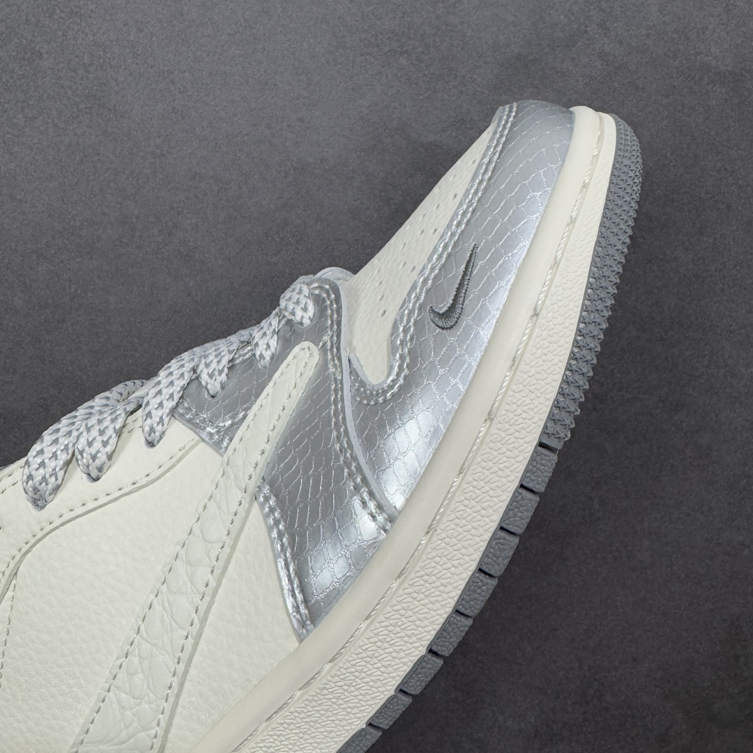 图片[5]-【定制版】Travis Scott x Fragment Design x Air Jordan 1 Low OG SP AJ1 乔1 LV联名 金属银 低帮文化休闲板鞋  #多方联名合作融合了Travis Scott 独特的音乐风格，藤原浩个性的设计风格以及Jordan品牌的经典元素 使其成为一双具有独特身份和价值的鞋子 清新而立体的外观加上联名标识更突出了其独特身份 这种配色方案显示出活力和时尚感 在视觉上引人注目 鞋身的质感和细腻的细节处理使其显得高端而格调十足 这款“倒钩”联名是设计与创意完美结合 融合多方的个性风格是一款备受瞩目的潮流鞋款 货号：XS7089-614  尺码：36 36.5 37.5 38 38.5 39 40 40.5 41 42 42.5 43 44 44.5 45-选品中心