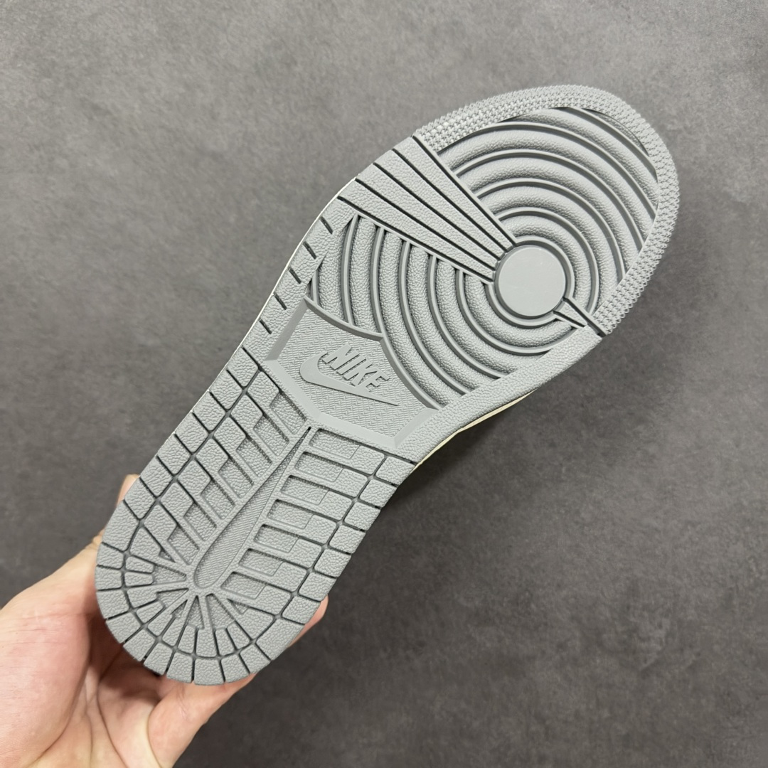 图片[9]-【定制版】Travis Scott x Fragment Design x Air Jordan 1 Low OG SP AJ1 乔1 LV联名 金属银 低帮文化休闲板鞋  #多方联名合作融合了Travis Scott 独特的音乐风格，藤原浩个性的设计风格以及Jordan品牌的经典元素 使其成为一双具有独特身份和价值的鞋子 清新而立体的外观加上联名标识更突出了其独特身份 这种配色方案显示出活力和时尚感 在视觉上引人注目 鞋身的质感和细腻的细节处理使其显得高端而格调十足 这款“倒钩”联名是设计与创意完美结合 融合多方的个性风格是一款备受瞩目的潮流鞋款 货号：XS7089-614  尺码：36 36.5 37.5 38 38.5 39 40 40.5 41 42 42.5 43 44 44.5 45-选品中心