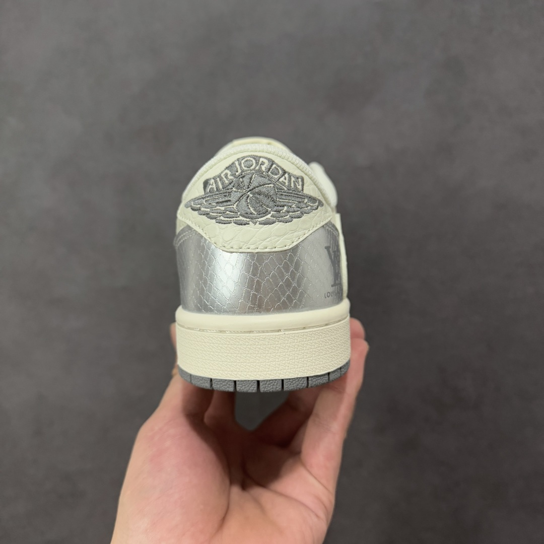 图片[4]-【定制版】Travis Scott x Fragment Design x Air Jordan 1 Low OG SP AJ1 乔1 LV联名 金属银 低帮文化休闲板鞋  #多方联名合作融合了Travis Scott 独特的音乐风格，藤原浩个性的设计风格以及Jordan品牌的经典元素 使其成为一双具有独特身份和价值的鞋子 清新而立体的外观加上联名标识更突出了其独特身份 这种配色方案显示出活力和时尚感 在视觉上引人注目 鞋身的质感和细腻的细节处理使其显得高端而格调十足 这款“倒钩”联名是设计与创意完美结合 融合多方的个性风格是一款备受瞩目的潮流鞋款 货号：XS7089-614  尺码：36 36.5 37.5 38 38.5 39 40 40.5 41 42 42.5 43 44 44.5 45-选品中心
