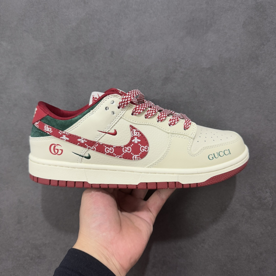 【定制版】Nike SB Dunk Low“古驰联名——米白酒红底” 周年高端定制 低帮休闲板鞋 定制鞋盒 大厂纯原品质出货 超高清洁度 皮料切割干净无任何毛边 细节完美 货号:SR8888-013 尺码: 36 36.5 37.5 38 38.5 39 40 40.5 41 42 42.5 43 44 44.5 45-选品中心