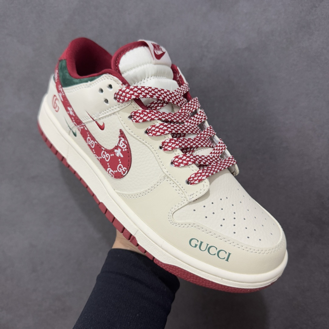 图片[3]-【定制版】Nike SB Dunk Low“古驰联名——米白酒红底” 周年高端定制 低帮休闲板鞋 定制鞋盒 大厂纯原品质出货 超高清洁度 皮料切割干净无任何毛边 细节完美 货号：SR8888-013 尺码： 36 36.5 37.5 38 38.5 39 40 40.5 41 42 42.5 43 44 44.5 45-选品中心