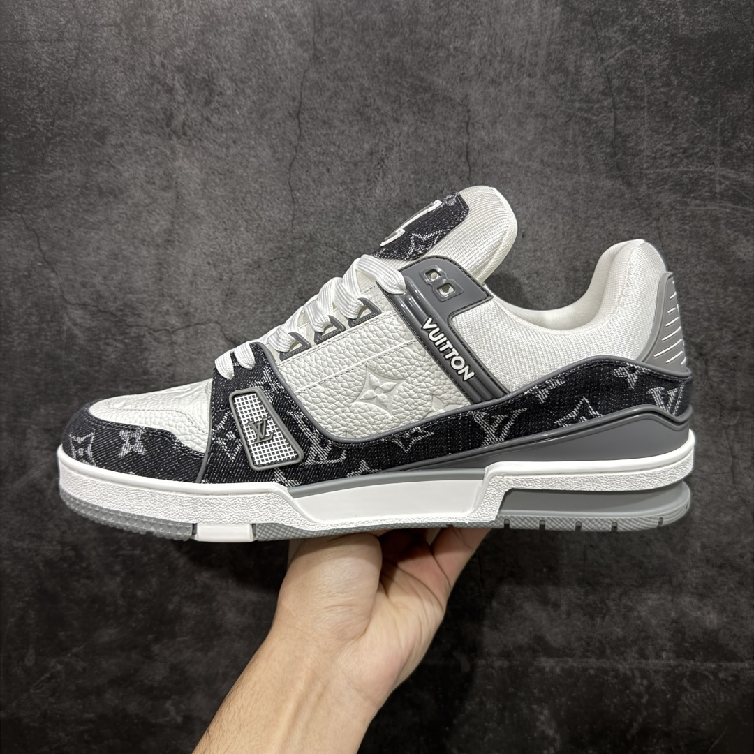 图片[2]-【天花板/Goat版】 市场最强版 没有之一的存在💪🏻 Louis Vuitton LV Trainer 系列全新版上架 手里有正品的可以对比下🆚懂货的看细节‼️ 此版品质是市场从未达到的新高度！ 整体版型 皮料 牛仔布的色差 压花纹路清晰度 后跟版型等等 都可以自行对比[机智]吊打市场所有货，怒甩十条街的那种，直接来正品对比图🆚，欢迎拿市场各大工厂的货来对比！ 尺码：35-45码-选品中心