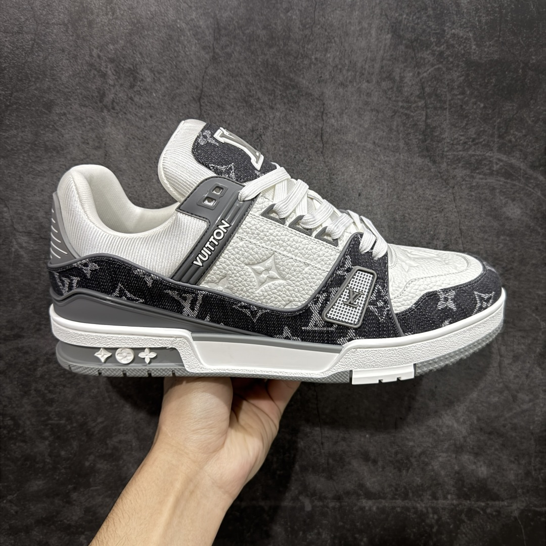 【天花板/Goat版】 市场最强版 没有之一的存在💪🏻 Louis Vuitton LV Trainer 系列全新版上架 手里有正品的可以对比下🆚懂货的看细节‼️ 此版品质是市场从未达到的新高度！ 整体版型 皮料 牛仔布的色差 压花纹路清晰度 后跟版型等等 都可以自行对比[机智]吊打市场所有货，怒甩十条街的那种，直接来正品对比图🆚，欢迎拿市场各大工厂的货来对比！ 尺码：35-45码-选品中心