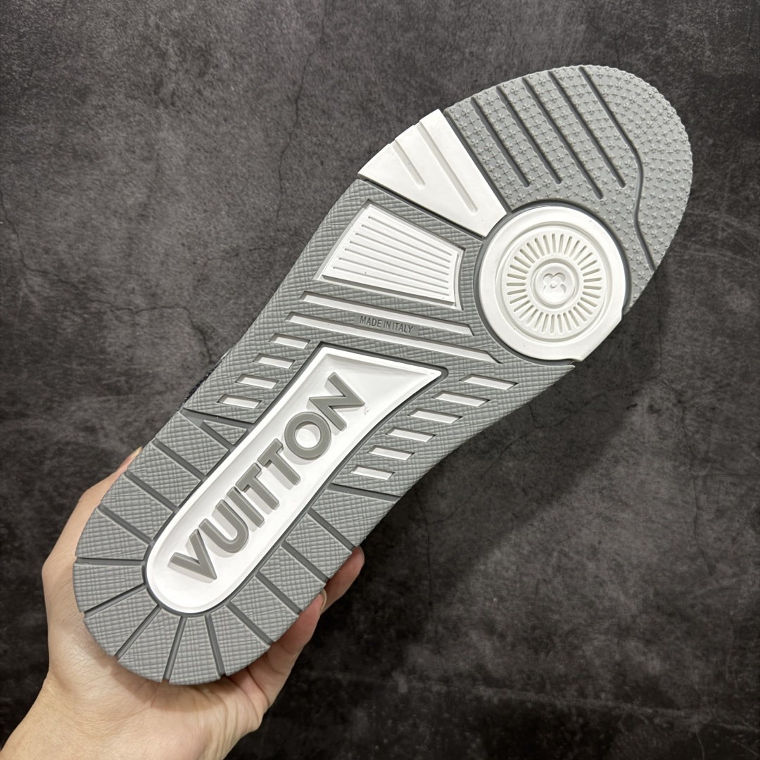 图片[9]-【天花板/Goat版】 市场最强版 没有之一的存在💪🏻 Louis Vuitton LV Trainer 系列全新版上架 手里有正品的可以对比下🆚懂货的看细节‼️ 此版品质是市场从未达到的新高度！ 整体版型 皮料 牛仔布的色差 压花纹路清晰度 后跟版型等等 都可以自行对比[机智]吊打市场所有货，怒甩十条街的那种，直接来正品对比图🆚，欢迎拿市场各大工厂的货来对比！ 尺码：35-45码-选品中心