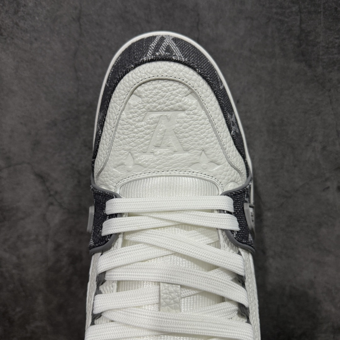 图片[5]-【天花板/Goat版】 市场最强版 没有之一的存在💪🏻 Louis Vuitton LV Trainer 系列全新版上架 手里有正品的可以对比下🆚懂货的看细节‼️ 此版品质是市场从未达到的新高度！ 整体版型 皮料 牛仔布的色差 压花纹路清晰度 后跟版型等等 都可以自行对比[机智]吊打市场所有货，怒甩十条街的那种，直接来正品对比图🆚，欢迎拿市场各大工厂的货来对比！ 尺码：35-45码-选品中心