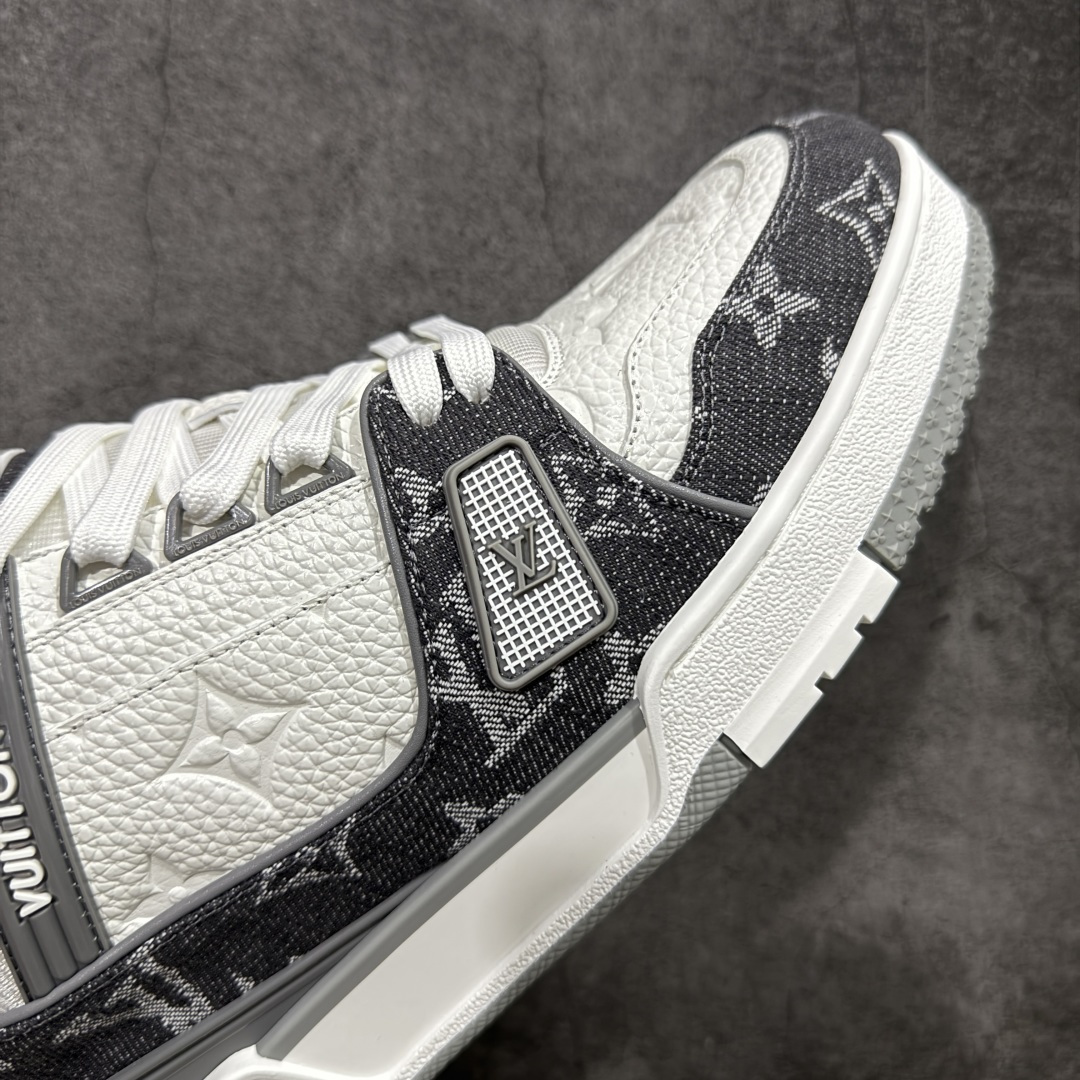 图片[6]-【天花板/Goat版】 市场最强版 没有之一的存在💪🏻 Louis Vuitton LV Trainer 系列全新版上架 手里有正品的可以对比下🆚懂货的看细节‼️ 此版品质是市场从未达到的新高度！ 整体版型 皮料 牛仔布的色差 压花纹路清晰度 后跟版型等等 都可以自行对比[机智]吊打市场所有货，怒甩十条街的那种，直接来正品对比图🆚，欢迎拿市场各大工厂的货来对比！ 尺码：35-45码-选品中心