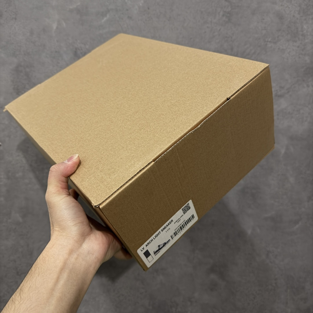 图片[9]-【天花板/Goat版】 市场最强版 没有之一的存在💪🏻 Louis Vuitton LV Trainer 系列全新版上架 手里有正品的可以对比下🆚懂货的看细节‼️ 此版品质是市场从未达到的新高度！ 整体版型 皮料 牛仔布的色差 压花纹路清晰度 后跟版型等等 都可以自行对比[机智]吊打市场所有货，怒甩十条街的那种，直接来正品对比图🆚，欢迎拿市场各大工厂的货来对比！ 尺码：35-45码-选品中心