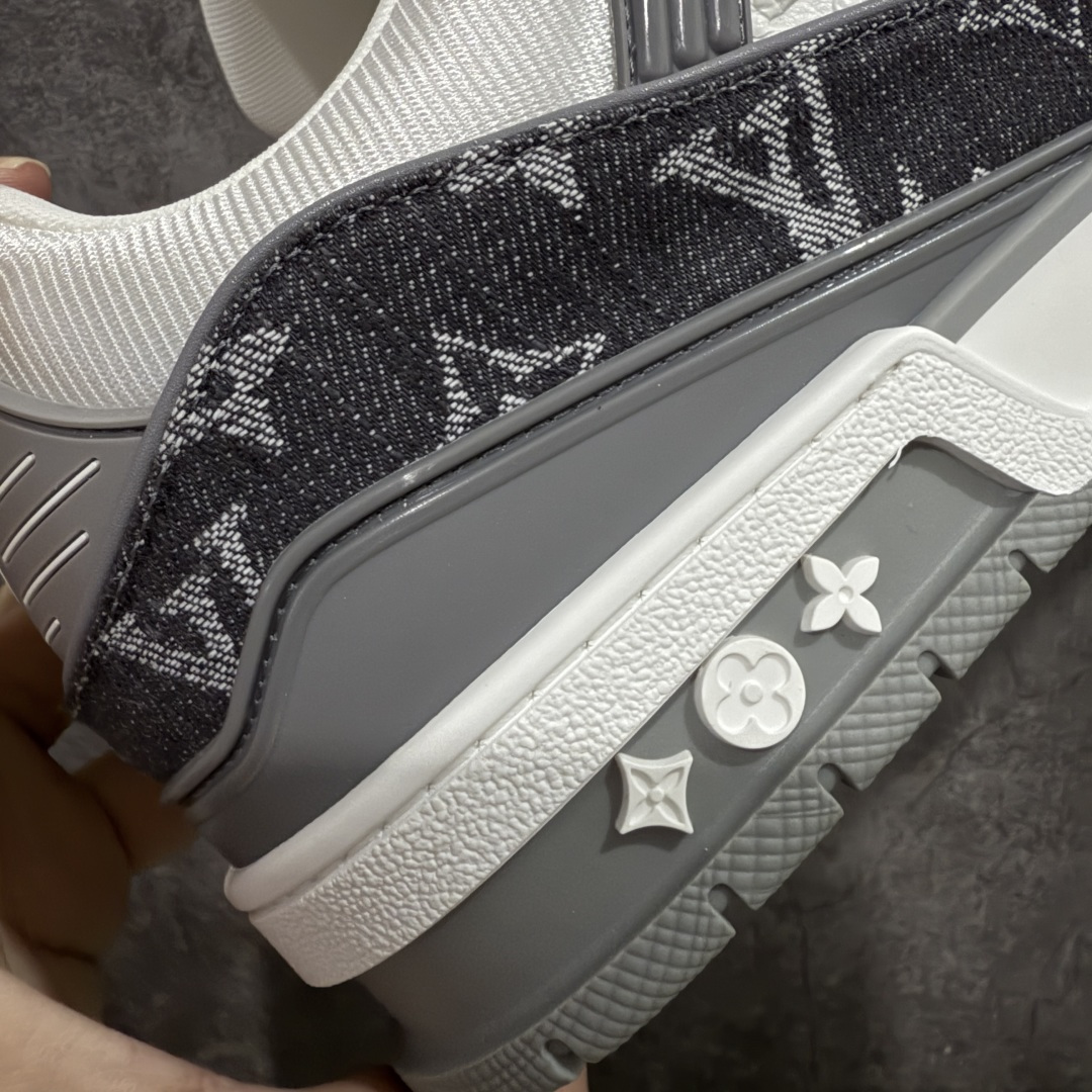 图片[2]-【天花板/Goat版】 市场最强版 没有之一的存在💪🏻 Louis Vuitton LV Trainer 系列全新版上架 手里有正品的可以对比下🆚懂货的看细节‼️ 此版品质是市场从未达到的新高度！ 整体版型 皮料 牛仔布的色差 压花纹路清晰度 后跟版型等等 都可以自行对比[机智]吊打市场所有货，怒甩十条街的那种，直接来正品对比图🆚，欢迎拿市场各大工厂的货来对比！ 尺码：35-45码-选品中心