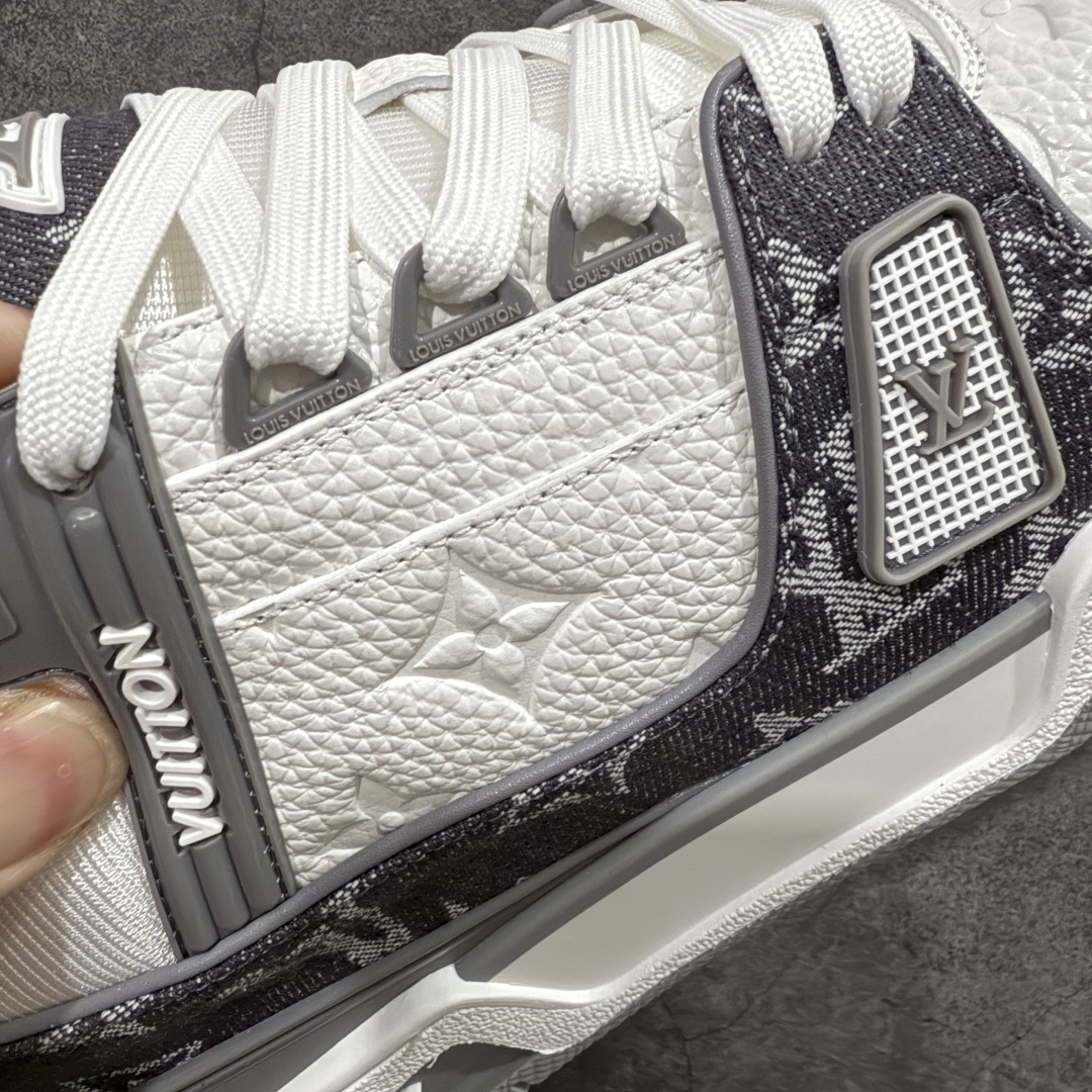 图片[3]-【天花板/Goat版】 市场最强版 没有之一的存在💪🏻 Louis Vuitton LV Trainer 系列全新版上架 手里有正品的可以对比下🆚懂货的看细节‼️ 此版品质是市场从未达到的新高度！ 整体版型 皮料 牛仔布的色差 压花纹路清晰度 后跟版型等等 都可以自行对比[机智]吊打市场所有货，怒甩十条街的那种，直接来正品对比图🆚，欢迎拿市场各大工厂的货来对比！ 尺码：35-45码-选品中心