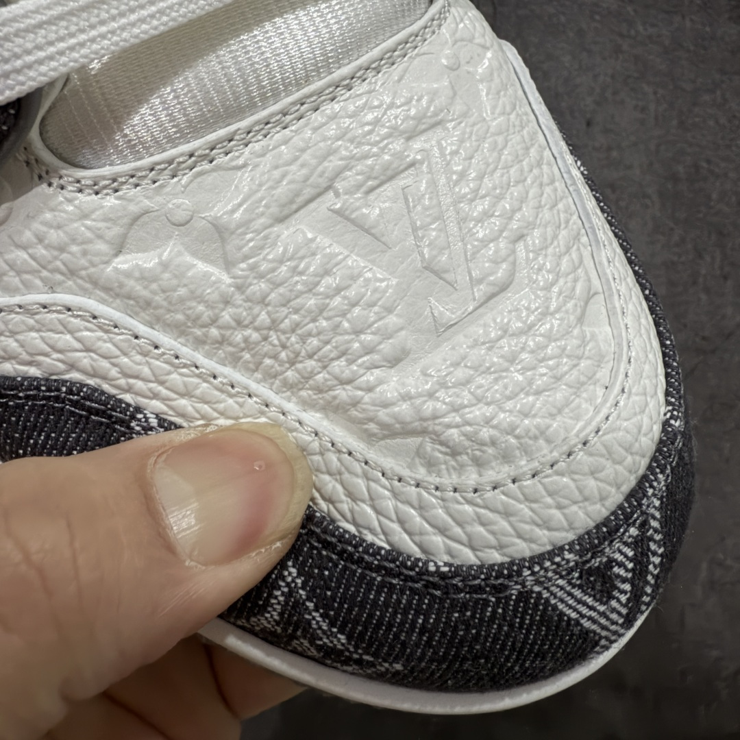 图片[4]-【天花板/Goat版】 市场最强版 没有之一的存在💪🏻 Louis Vuitton LV Trainer 系列全新版上架 手里有正品的可以对比下🆚懂货的看细节‼️ 此版品质是市场从未达到的新高度！ 整体版型 皮料 牛仔布的色差 压花纹路清晰度 后跟版型等等 都可以自行对比[机智]吊打市场所有货，怒甩十条街的那种，直接来正品对比图🆚，欢迎拿市场各大工厂的货来对比！ 尺码：35-45码-选品中心