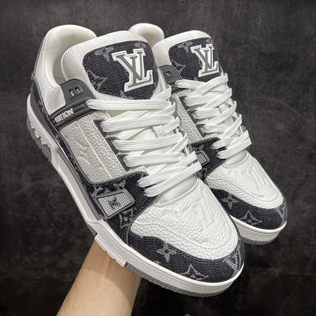 【天花板/Goat版】 市场最强版 没有之一的存在💪🏻 Louis Vuitton LV Trainer 系列全新版上架 手里有正品的可以对比下🆚懂货的看细节‼️ 此版品质是市场从未达到的新高度！ 整体版型 皮料 牛仔布的色差 压花纹路清晰度 后跟版型等等 都可以自行对比[机智]吊打市场所有货，怒甩十条街的那种，直接来正品对比图🆚，欢迎拿市场各大工厂的货来对比！ 尺码：35-45码-选品中心